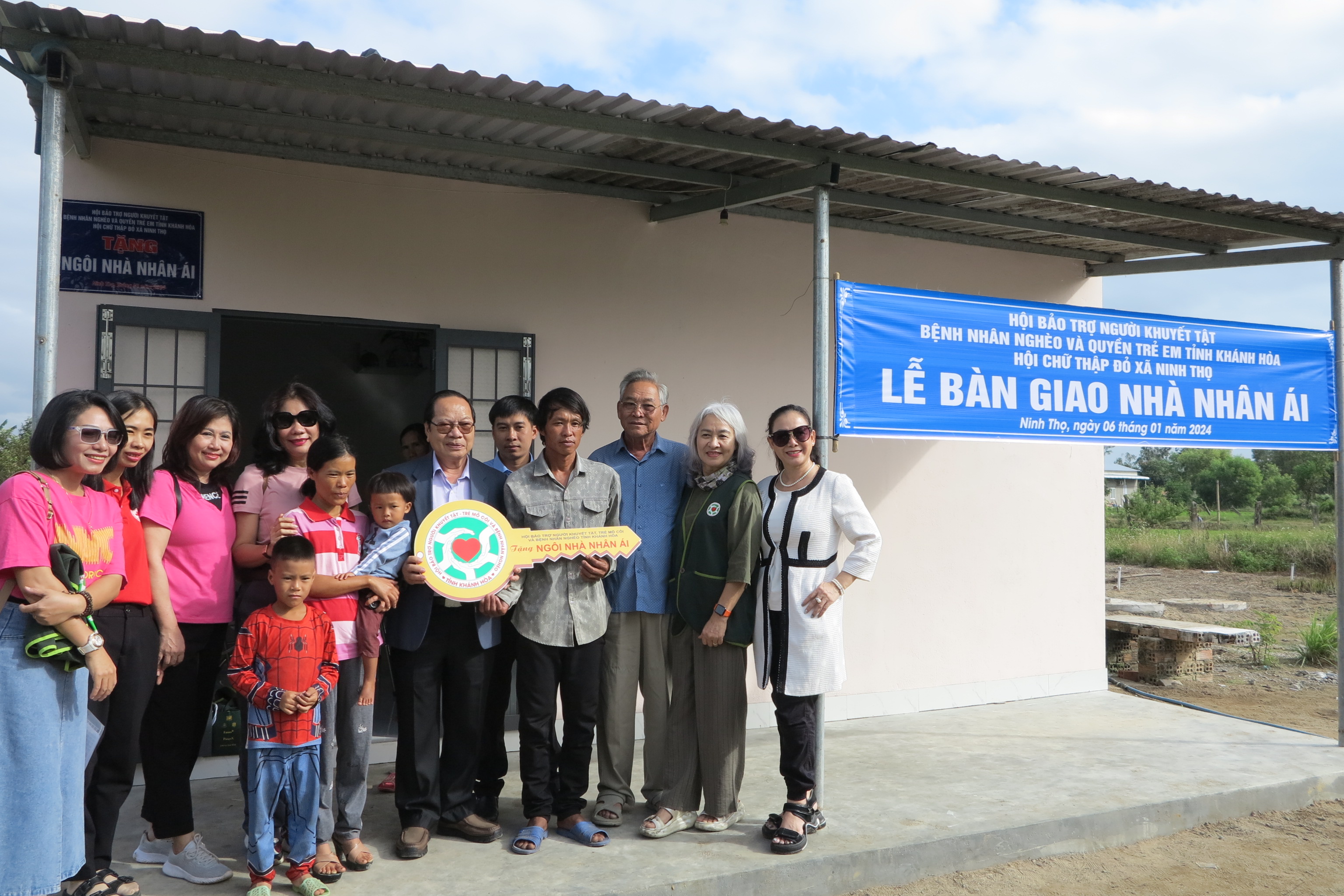 Hội Bảo trợ người khuyết tật, bệnh nhân nghèo và quyền trẻ em tỉnh Khánh Hòa:: Trao nhà nhân ái và tặng quà cho học sinh nghèo
