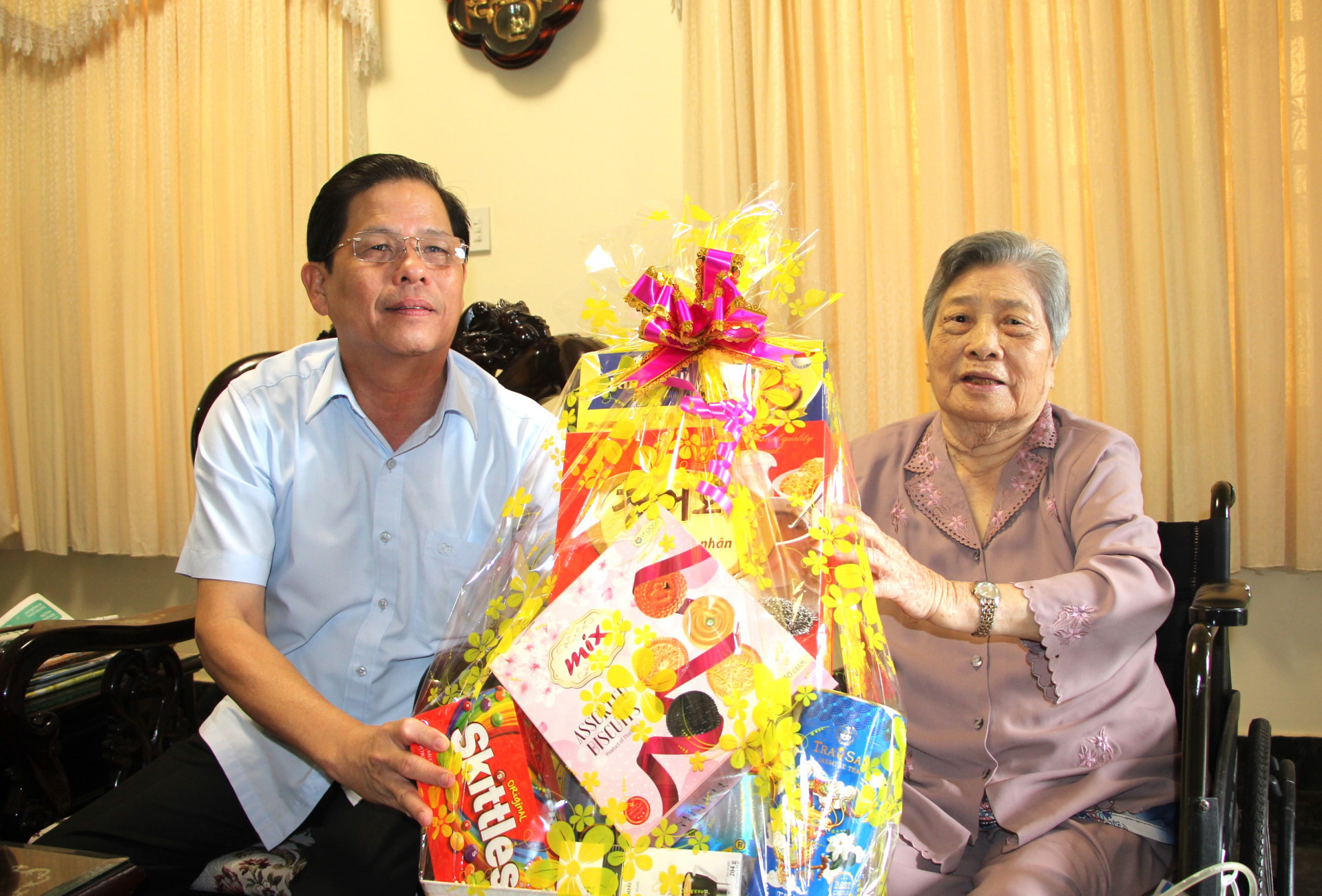 Đồng chí Nguyễn Tấn Tuân thăm, chúc Tết tại gia đình đồng chí Hồ Ngọc Nhường.