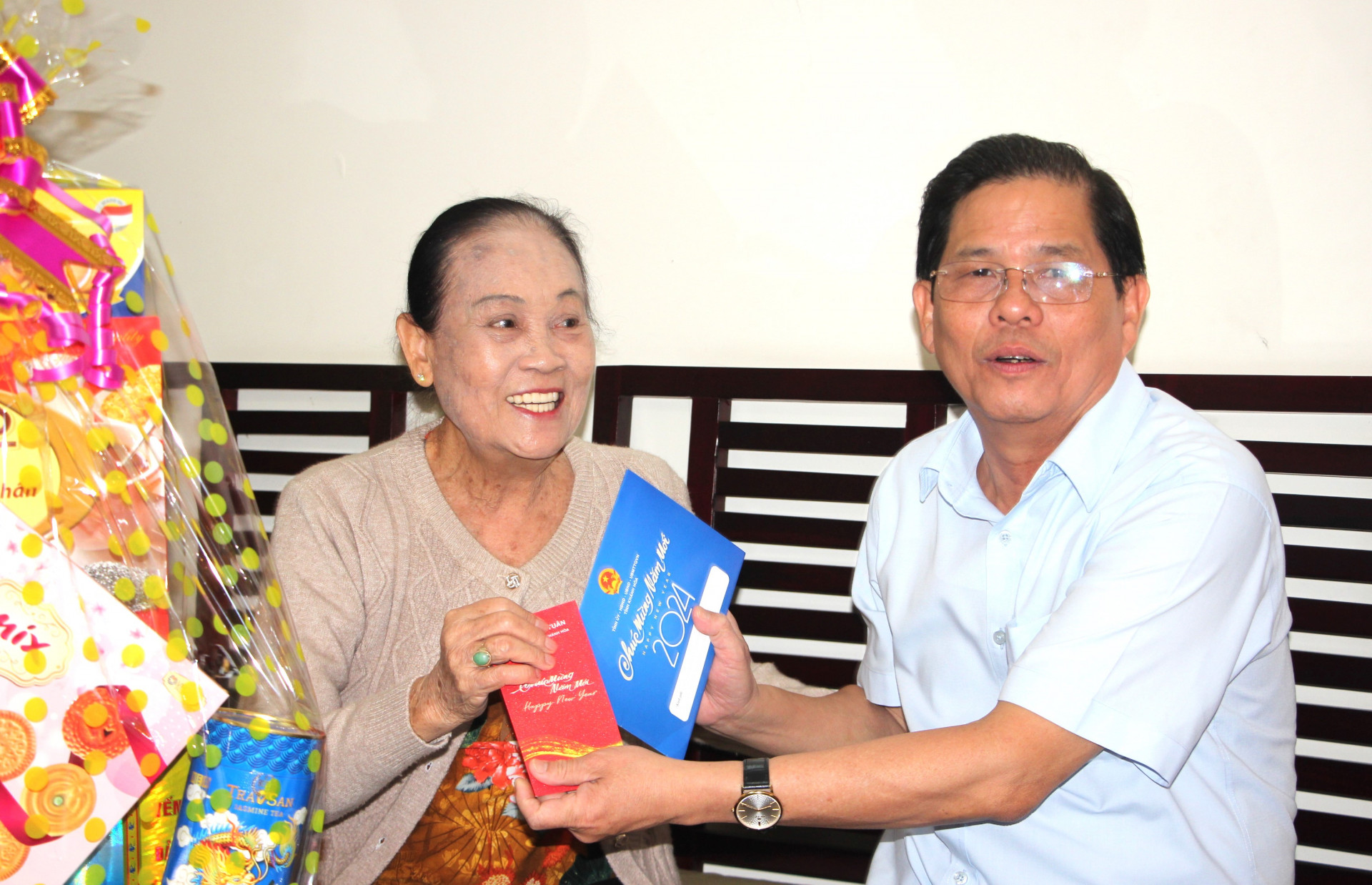 Đồng chí Nguyễn Tấn Tuân thăm, chúc Tết tại gia đình đồng chí Trần Quốc Khánh.