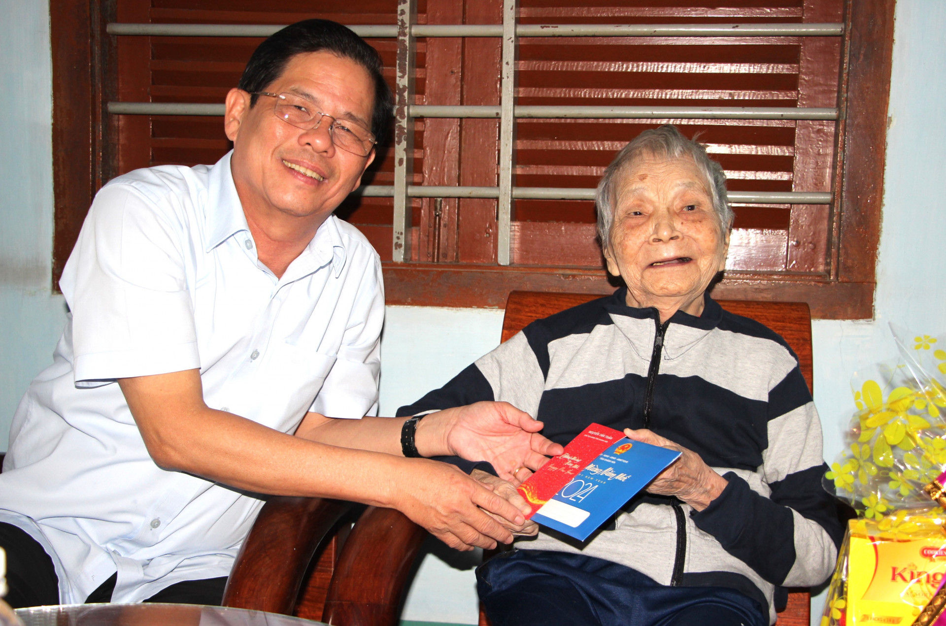 Đồng chí Nguyễn Tấn Tuân thăm, chúc Tết tại gia đình đồng chí Cao Sơn Hà.