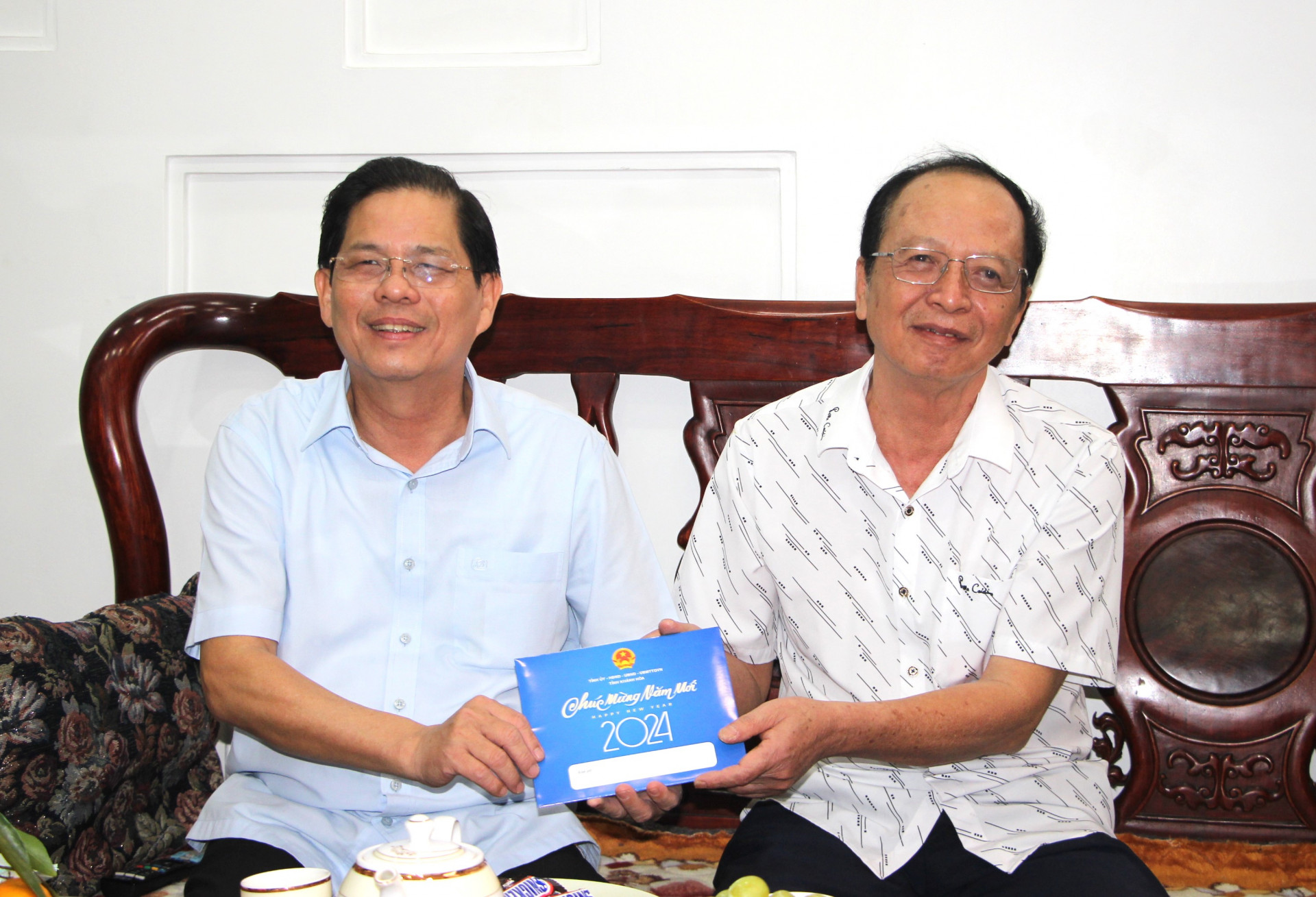 Đồng chí Nguyễn Tấn Tuân thăm, chúc Tết tại gia đình đồng chí Giang Nam.