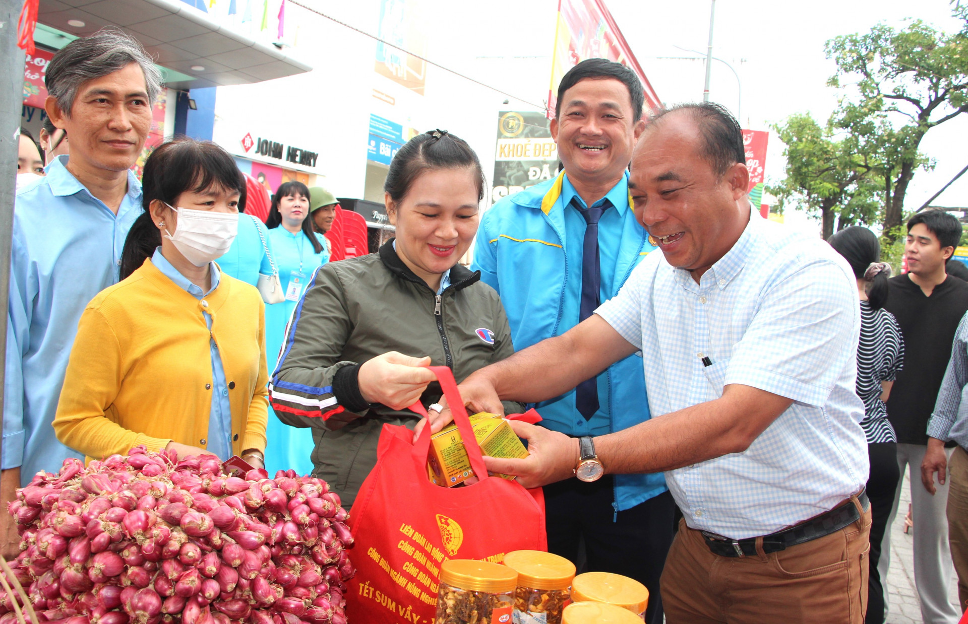 Phiên chợ 0 đồng 
có sự đồng hành, 
hỗ trợ 
của các doanh nghiệp nhằm sẻ chia 
với đoàn viên, 
người lao động 
có hoàn cảnh 
khó khăn.
