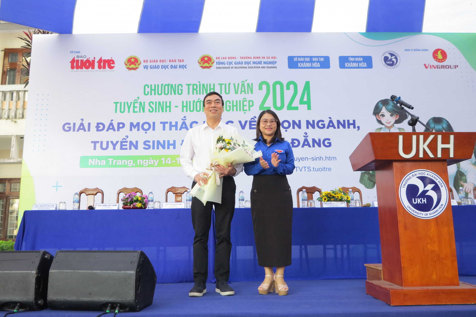 Chị Huỳnh Như Ý - Phó Bí thư Tỉnh đoàn Khánh Hòa tặng hoa cho đại diện ban tư vấn tuyển sinh. 