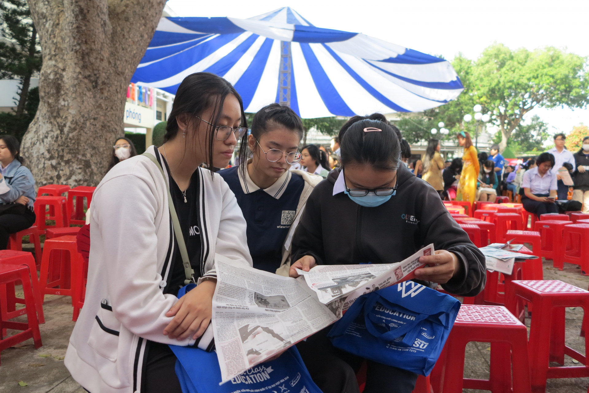 Tìm hiểu các thông tin tuyển sinh. 