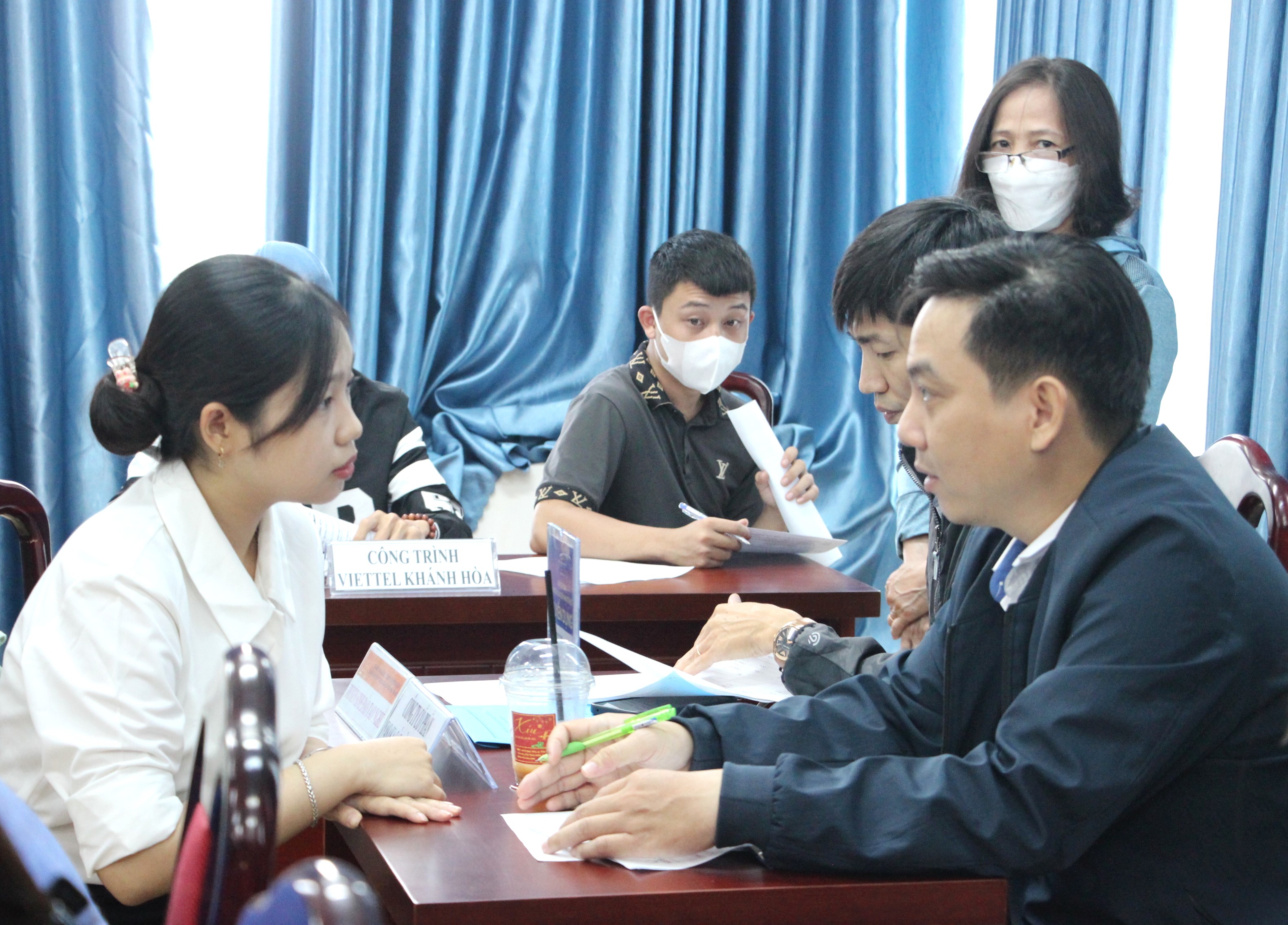 Người lao động và nhà tuyển dụng trao đổi thông tin tại phiên giao dịch việc làm.