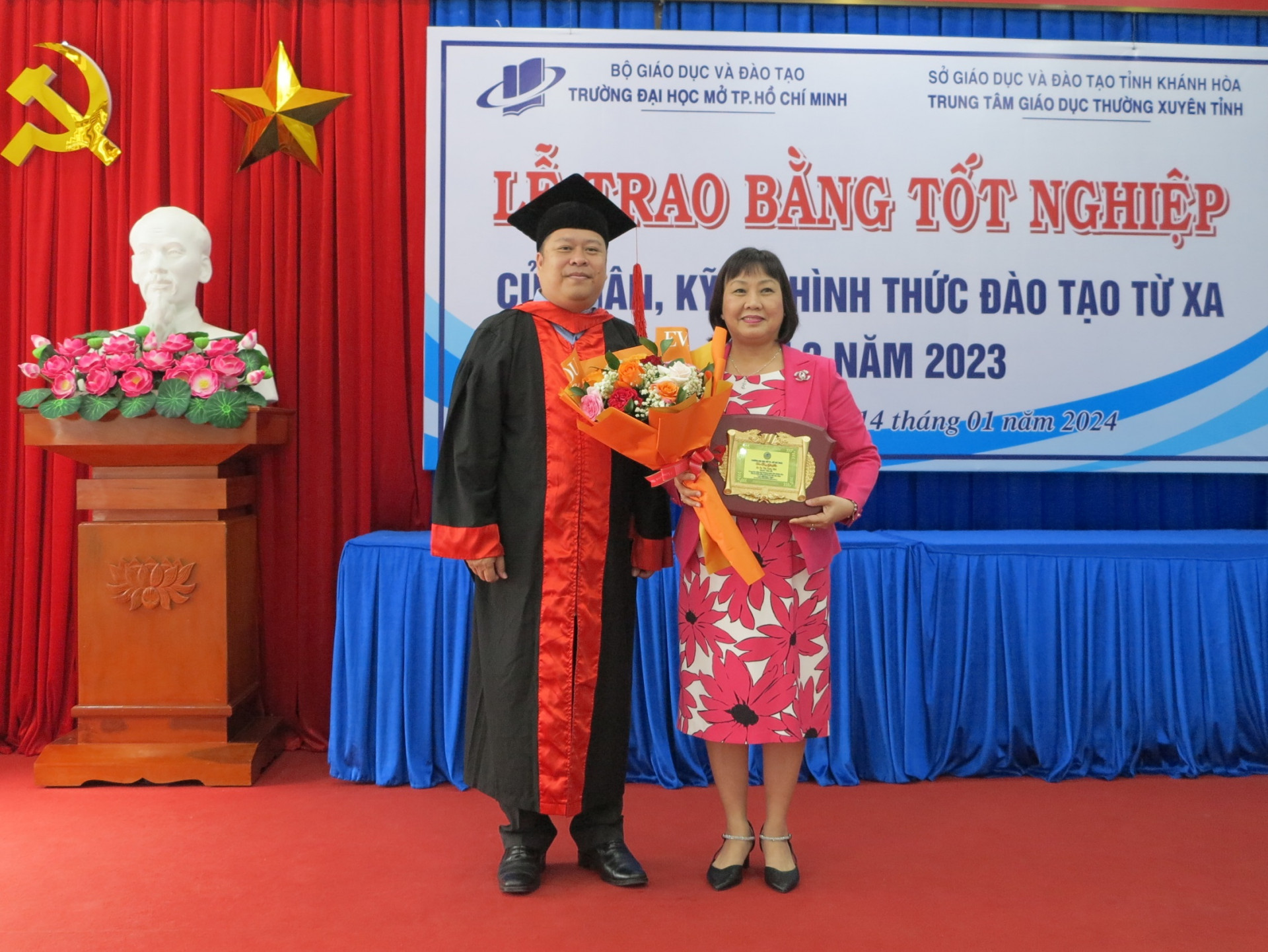 Đại diện Trường Đại học Mở TP. Hồ Chí Minh (bên trái) trao kỷ niệm chương 