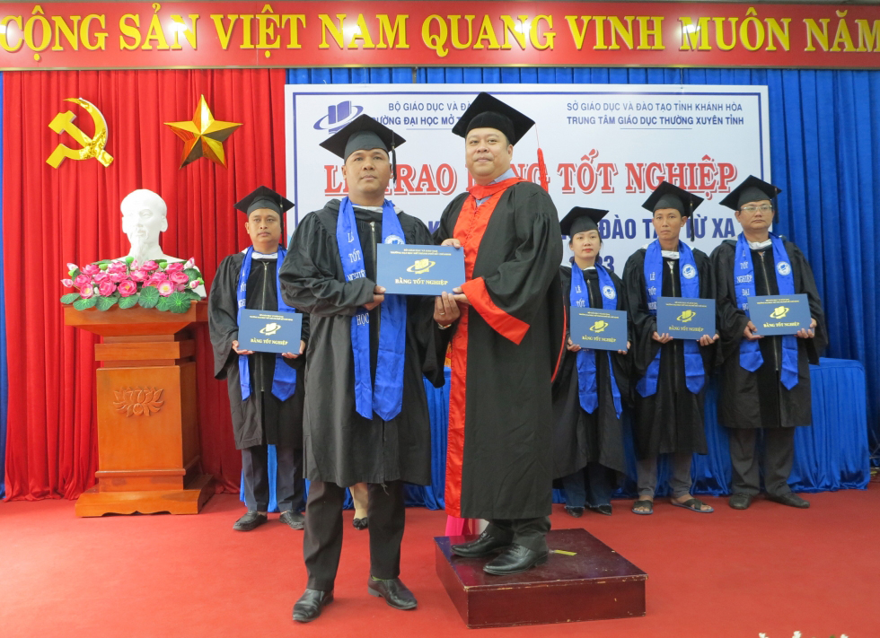 Học viên nhận bằng tốt nghiệp.