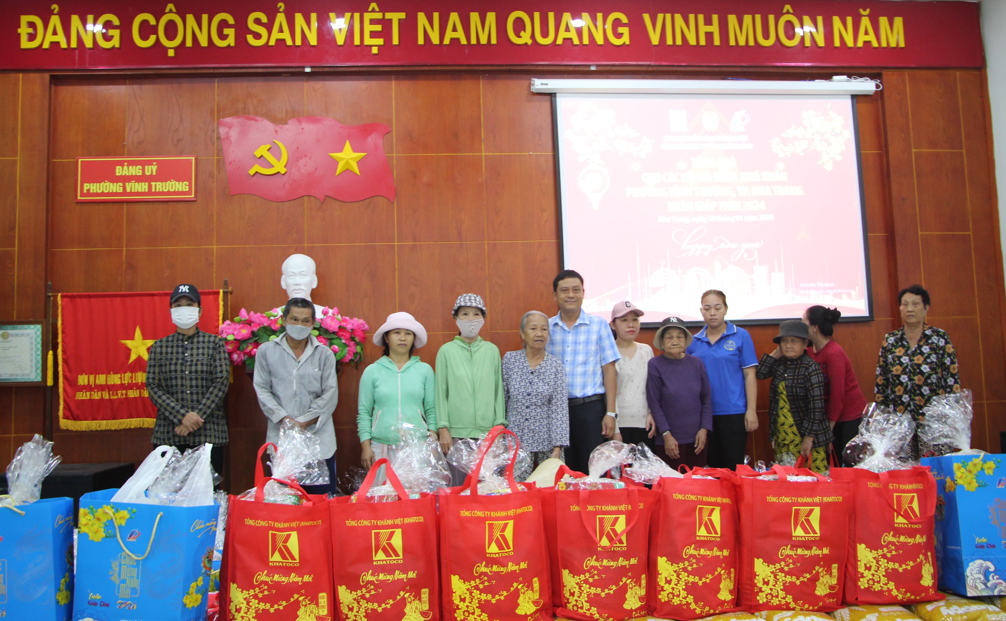 Trao 241 suất quà Tết cho hộ nghèo phường Vĩnh Trường