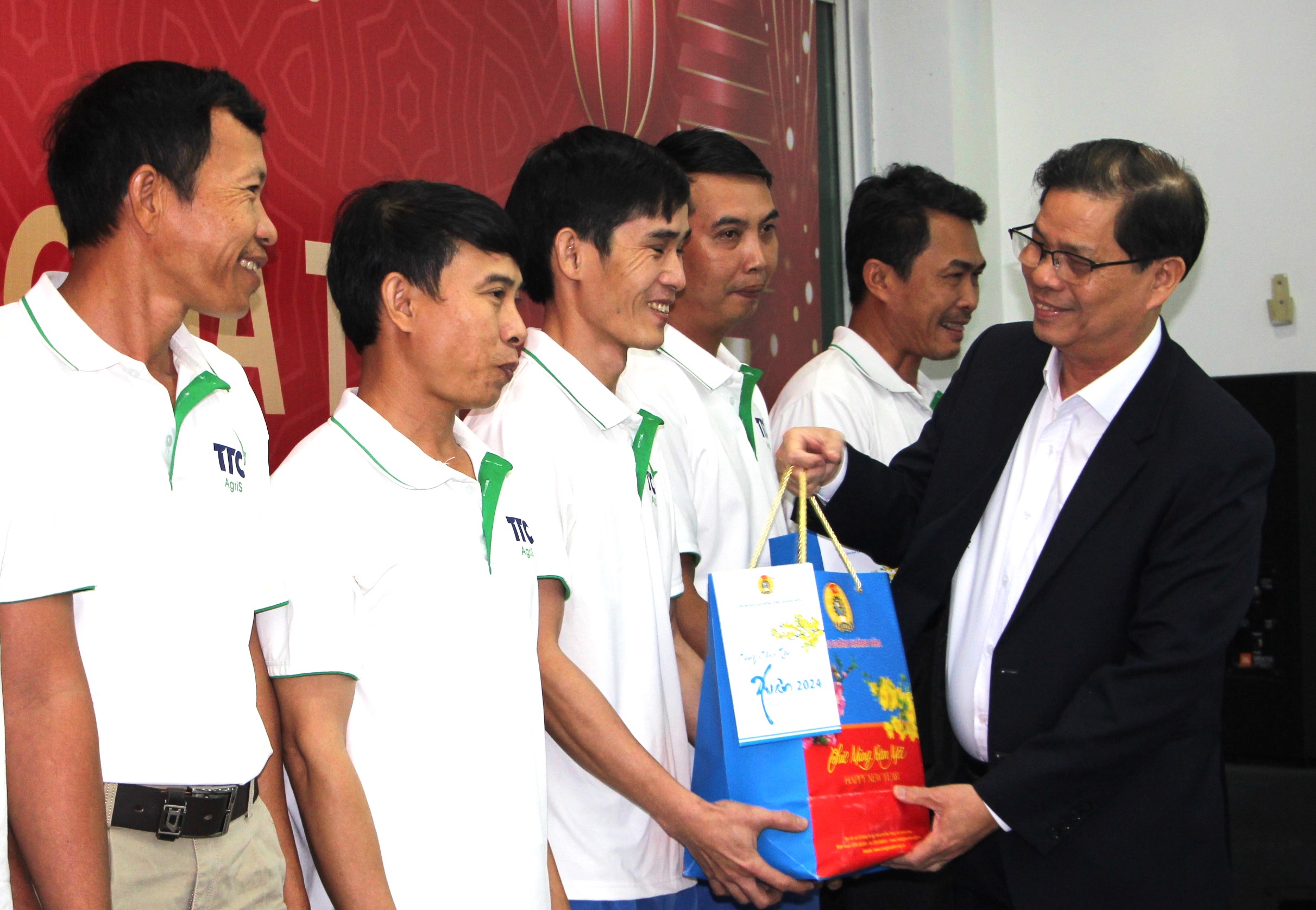 Chủ tịch UBND tỉnh Nguyễn Tấn Tuân thăm, tặng quà Tết cho đoàn viên, người lao động ở Ninh Hòa và Vạn Ninh