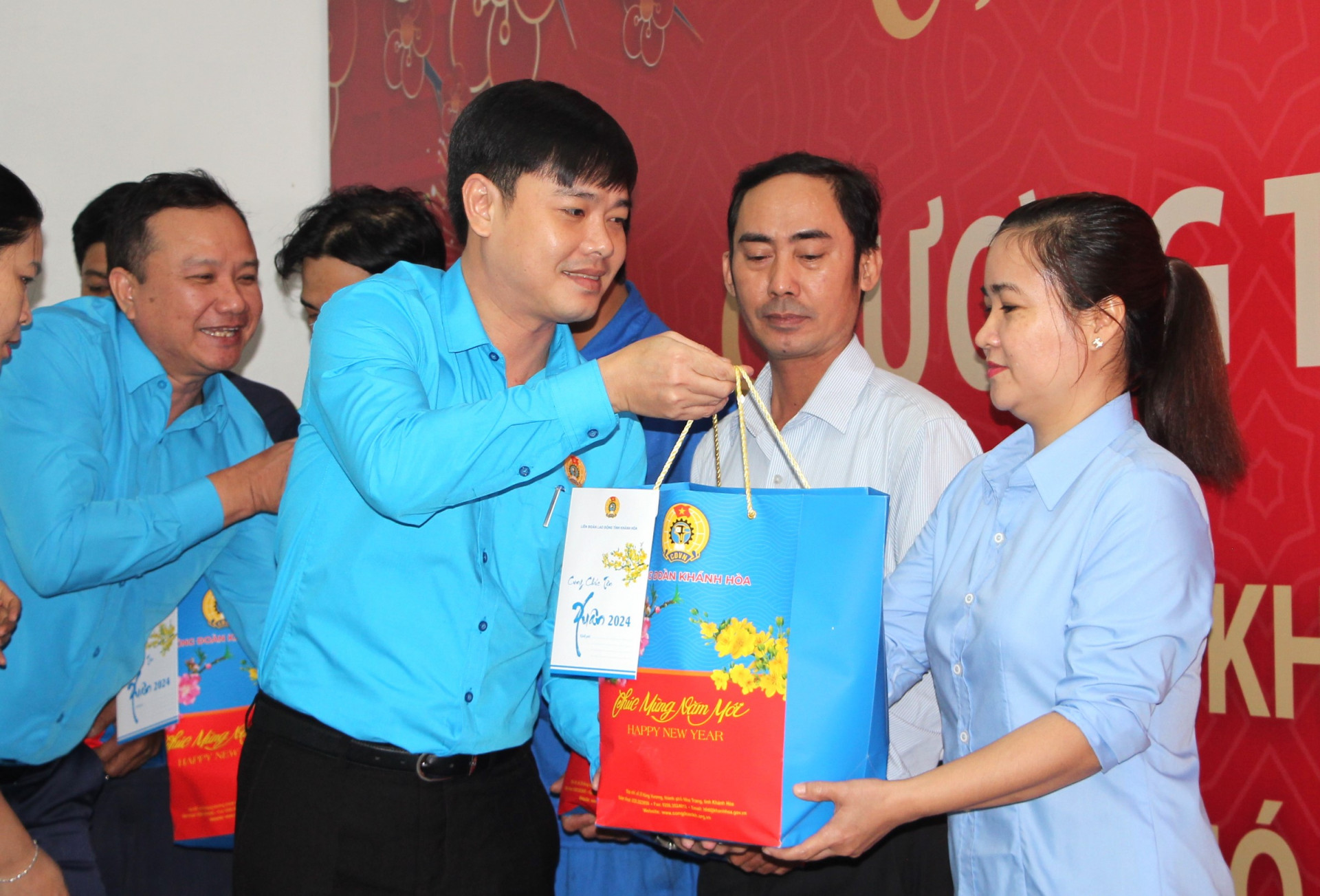 Ông Bùi Hoài Nam - Chủ tịch Liên đoàn Lao động tỉnh trao quà Tết cho đoàn viên có hoàn cảnh khó khăn.
