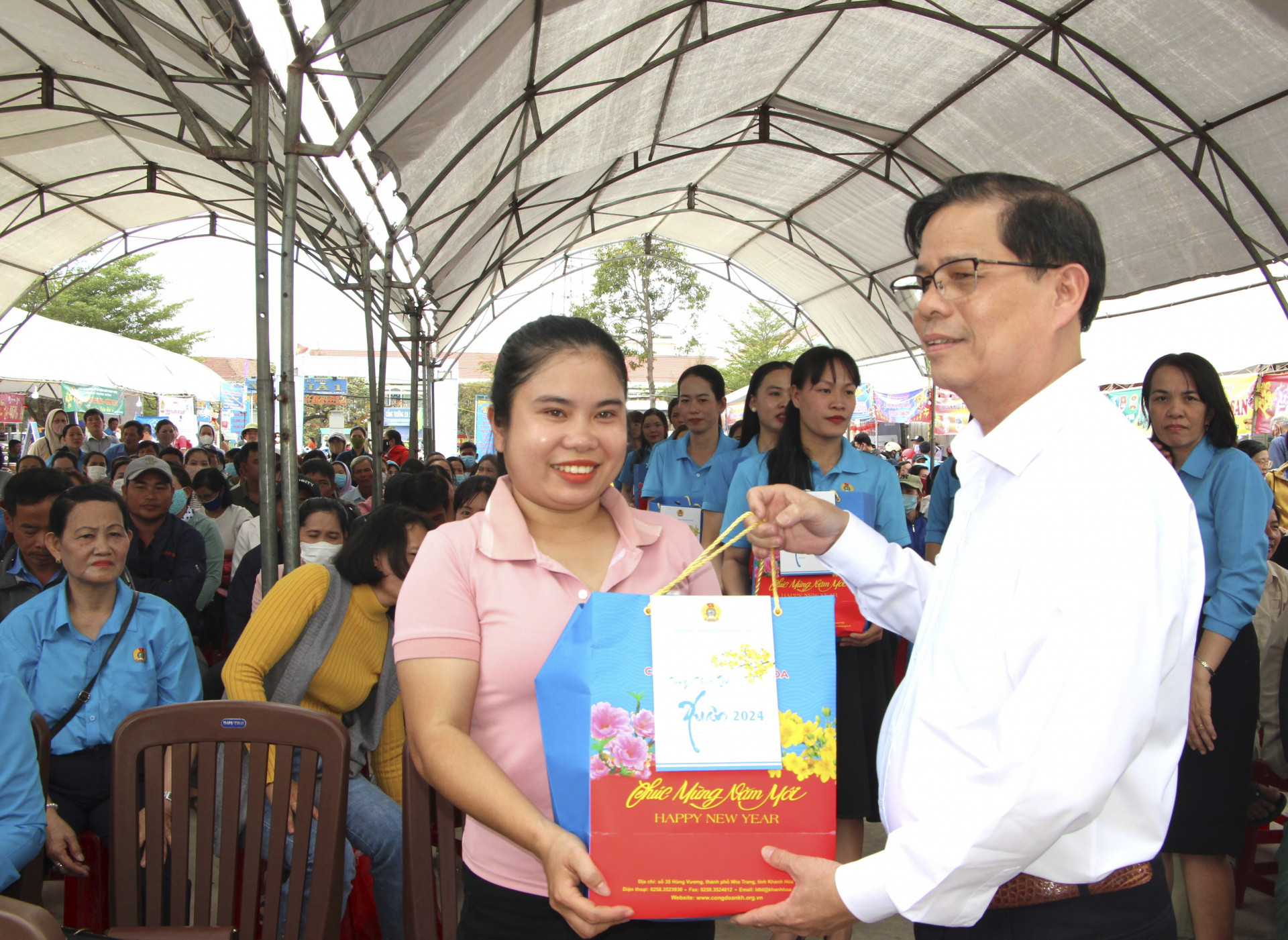 Ông Nguyễn Tấn Tuân trao quà Tết cho đoàn viên, người lao động có hoàn cảnh khó khăn.
