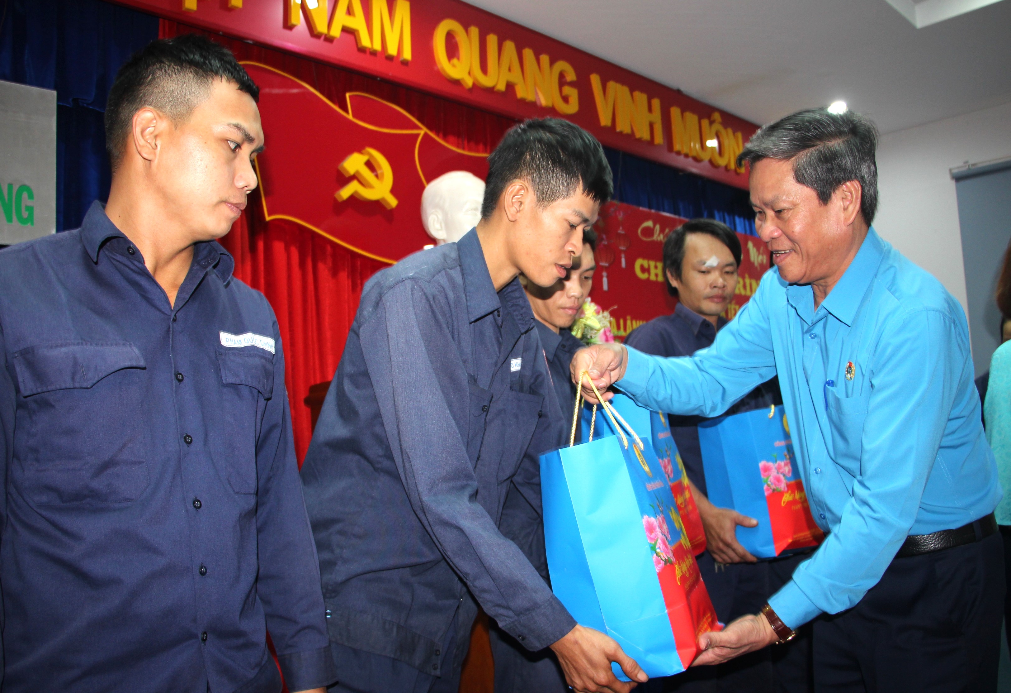 Ông Huỳnh Thanh Xuân – Phó Chủ tịch Tổng Liên đoàn Lao động Việt Nam:: Trao 300 suất quà Tết cho y bác sĩ, công nhân ở Khánh Hòa