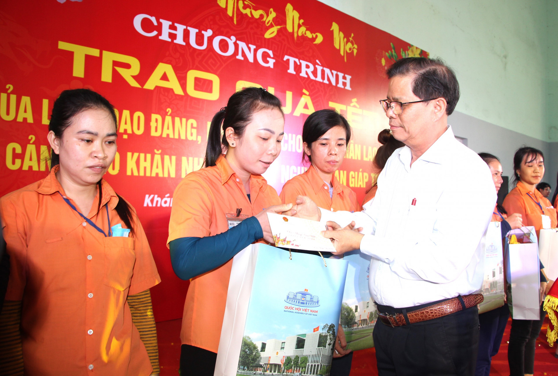 Chủ tịch UBND tỉnh Nguyễn Tấn Tuân trao quà Tết cho công nhân.