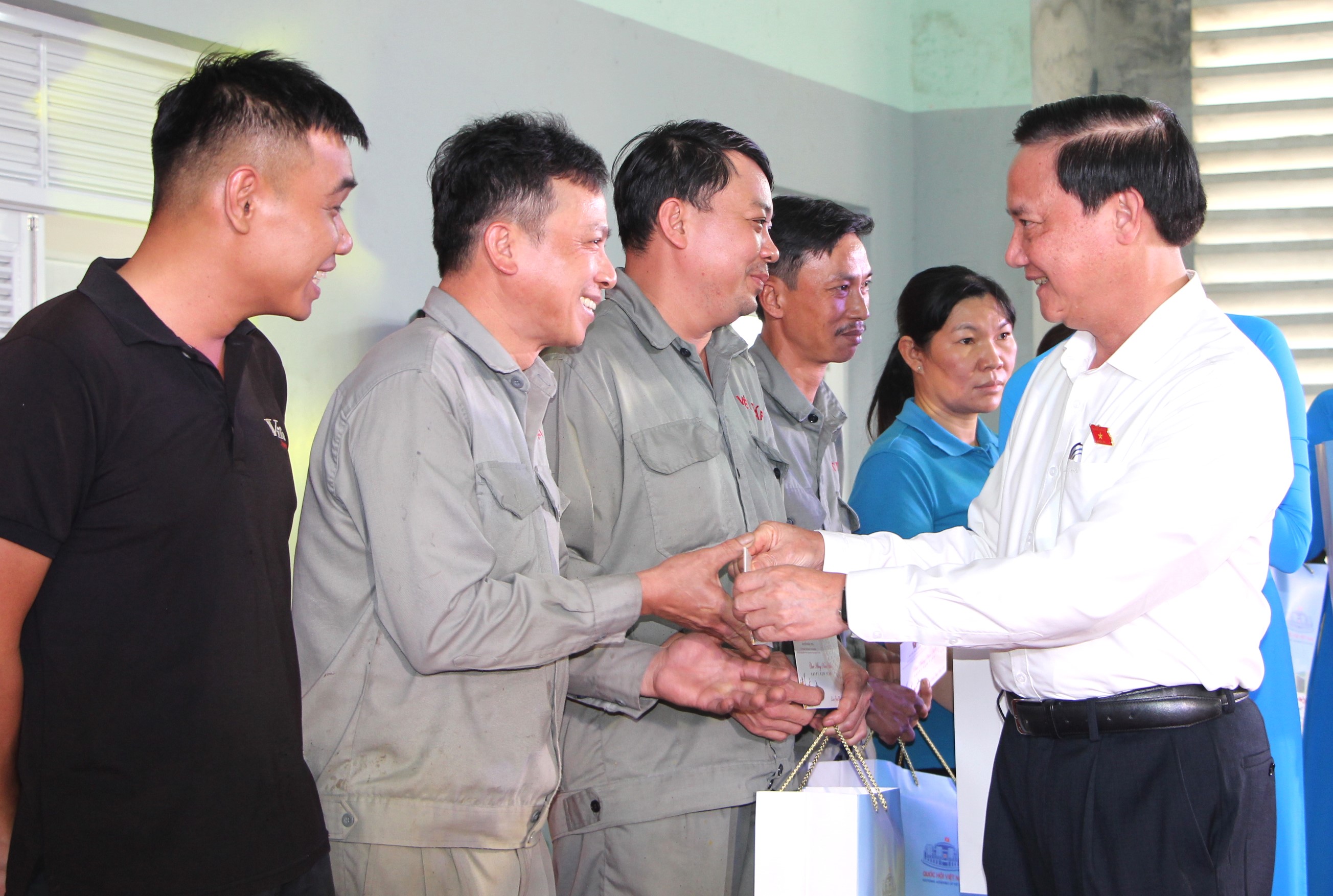 Phó Chủ tịch Quốc hội Nguyễn Khắc Định thăm, tặng quà Tết cho công nhân có hoàn cảnh khó khăn