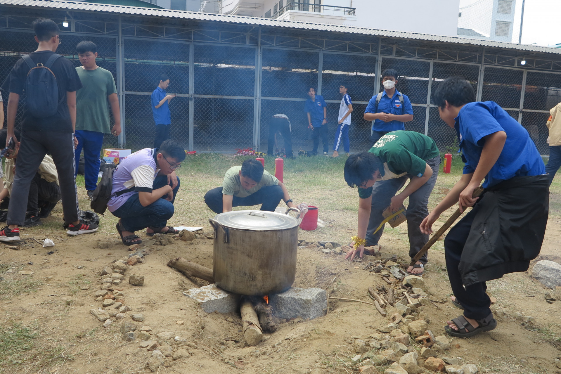 Thi nấu bánh chưng. 