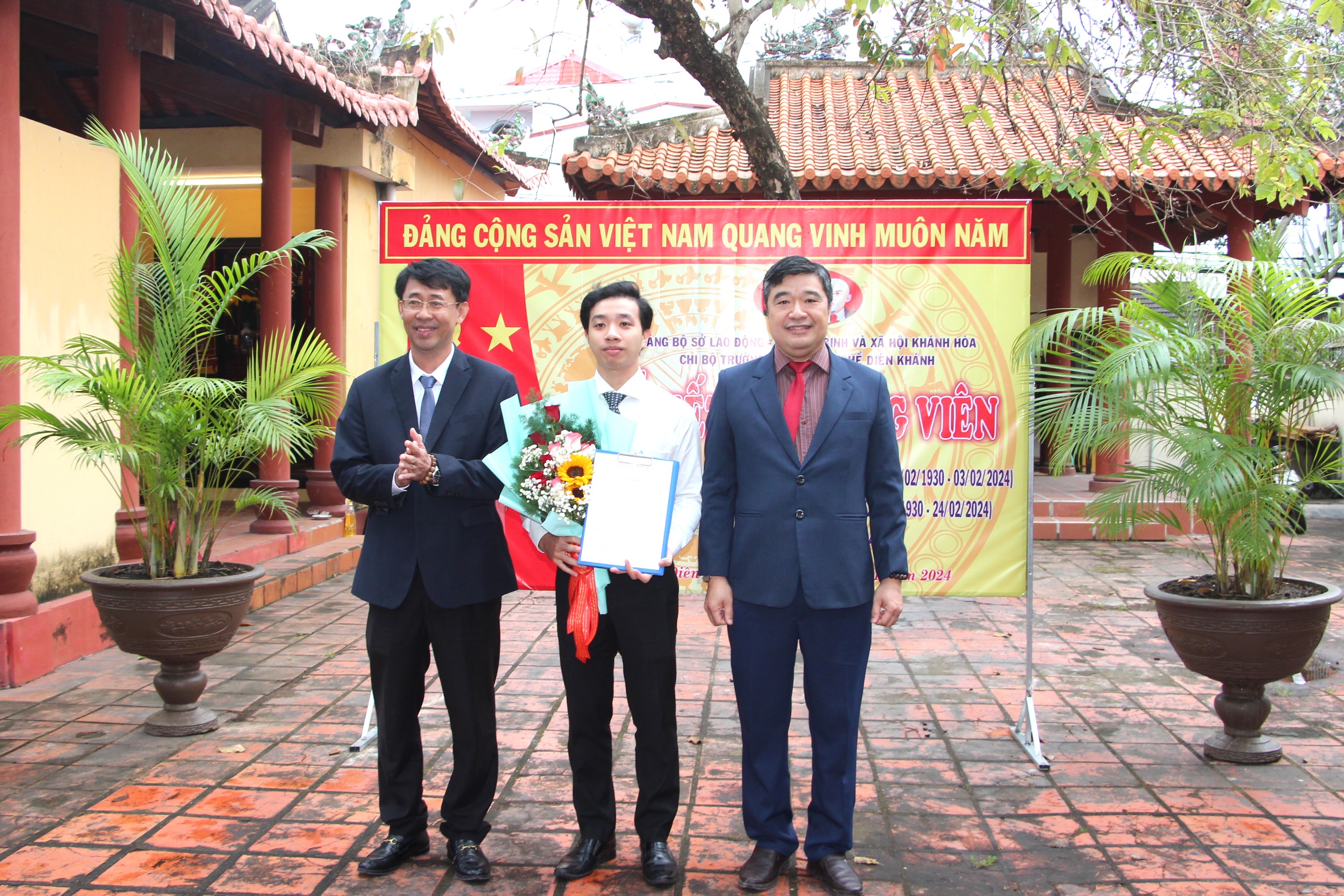 Chi bộ Trường Trung cấp nghề Diên Khánh:: Tổ chức kết nạp đảng viên mới tại Miếu thờ Trịnh Phong