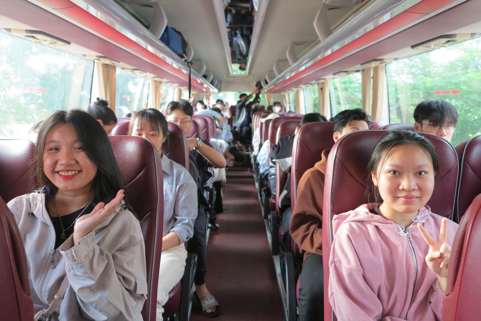 Các sinh viên lên xe về quê đón Tết. 