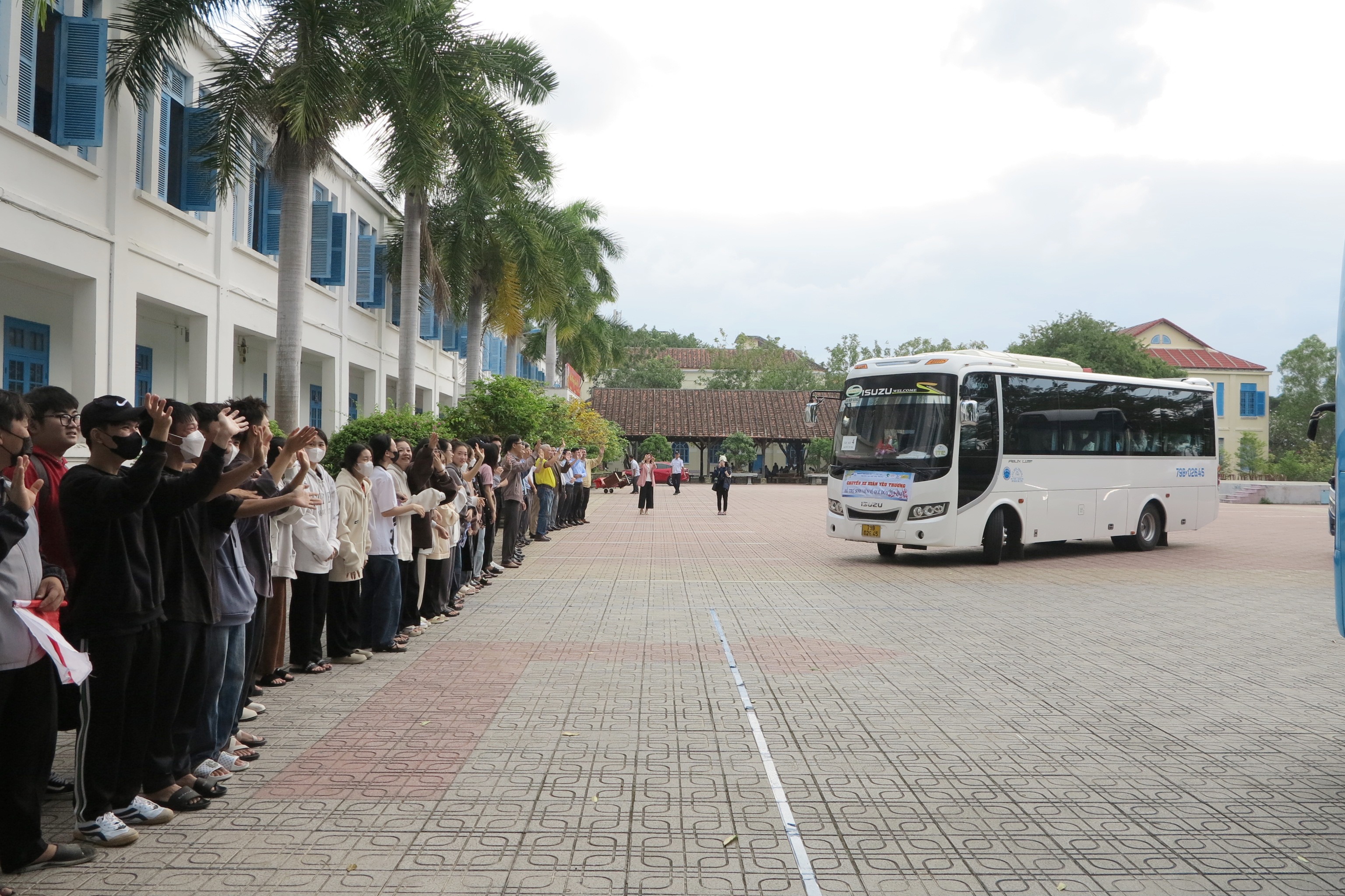 Trường Đại học Nha Trang tổ chức “Chuyến xe 0 đồng” đưa sinh viên về quê đón Tết