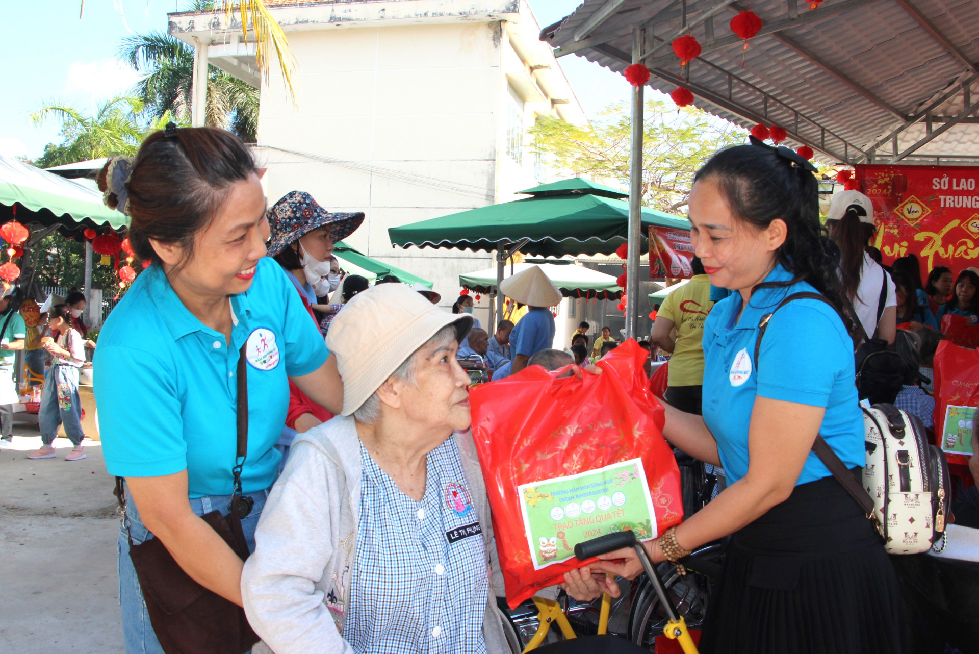 Các tình nguyện viên tặng quà Tết cho người già không nơi nương tựa.