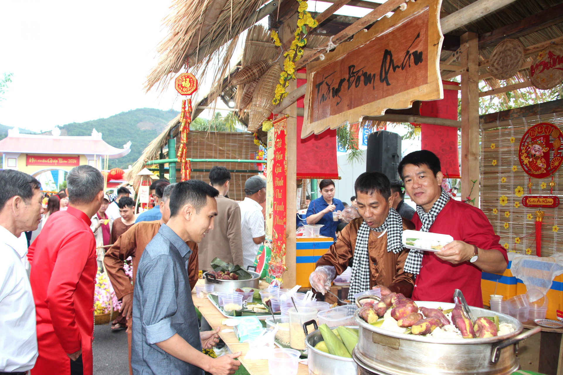 Gian hàng khoai, mỳ, bắp luộc cũng hút khách không kém.