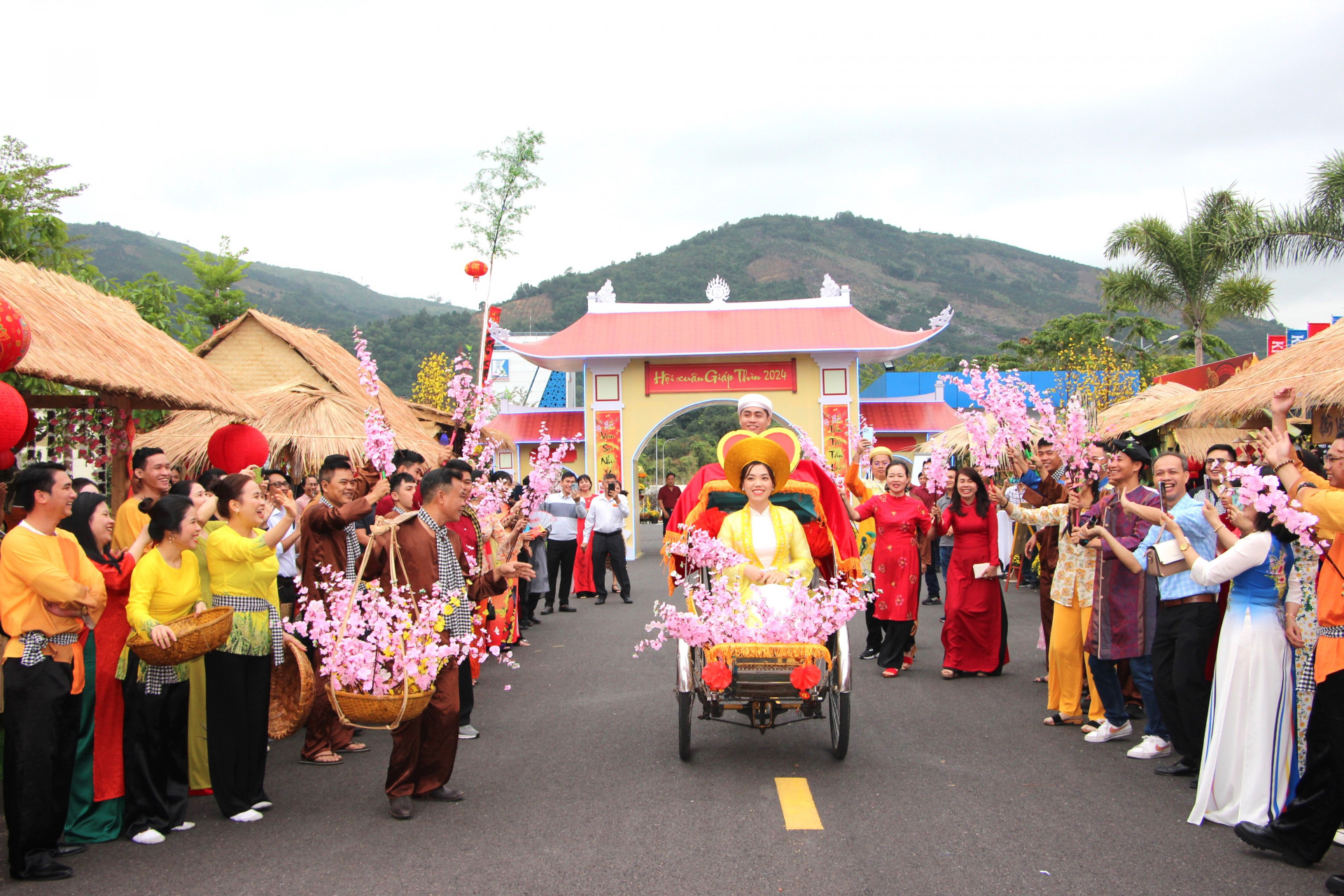 Xuống phố đi chơi Tết, du xuân.