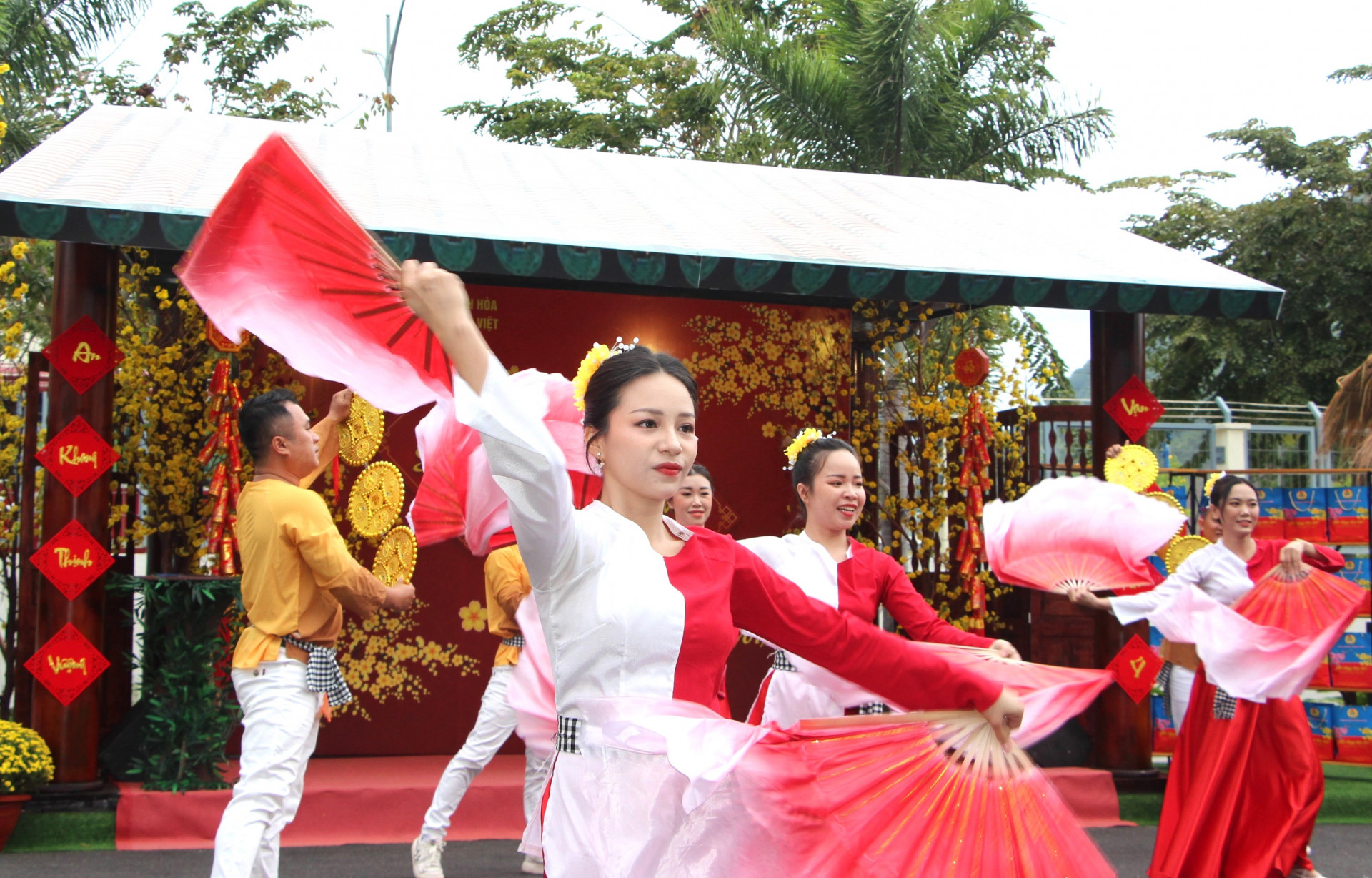 Uyển chuyển với điệu múa quạt.