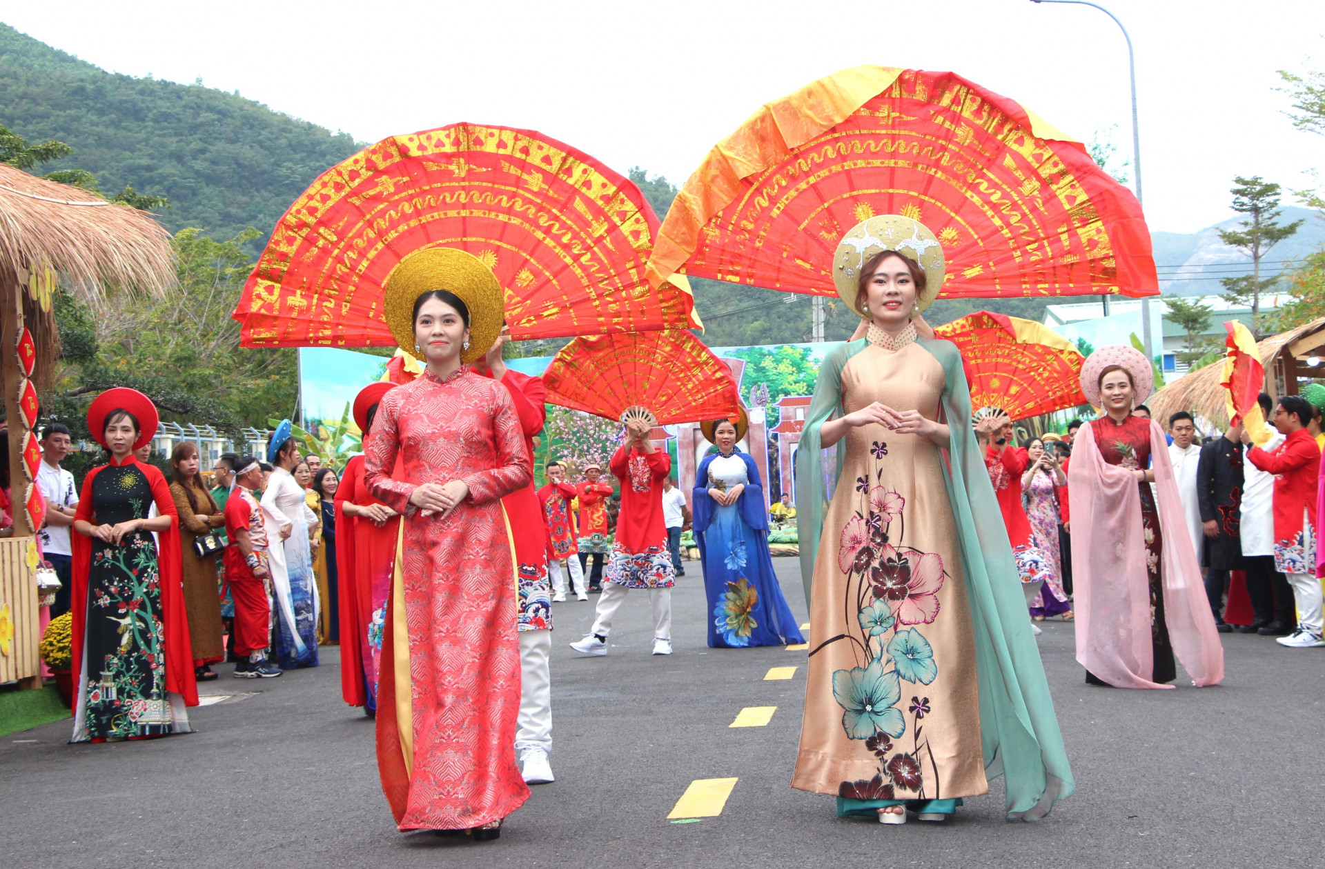 Nữ công nhân duyên dáng với áo dài.