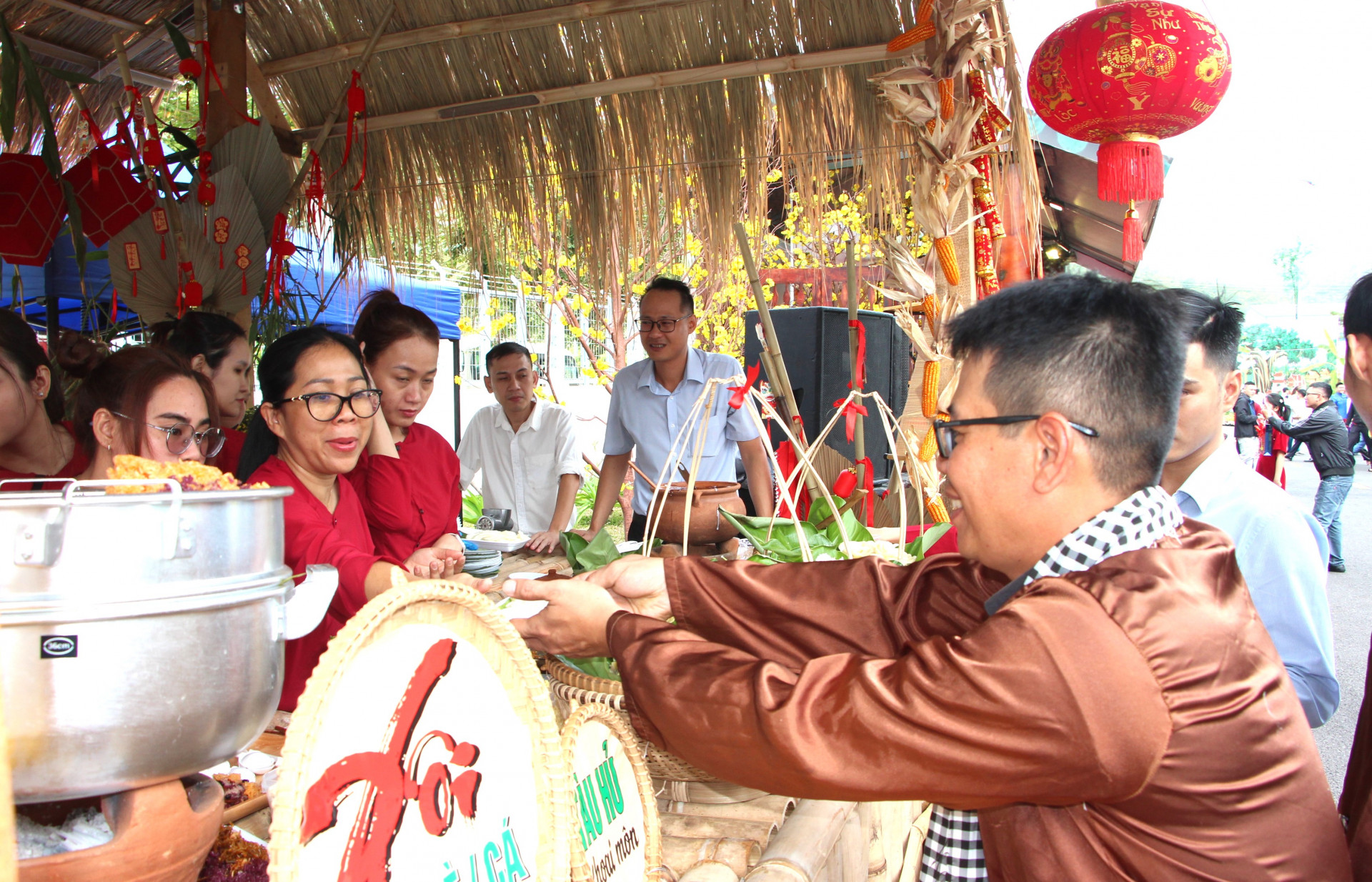 Gian hàng xôi miễn phí.