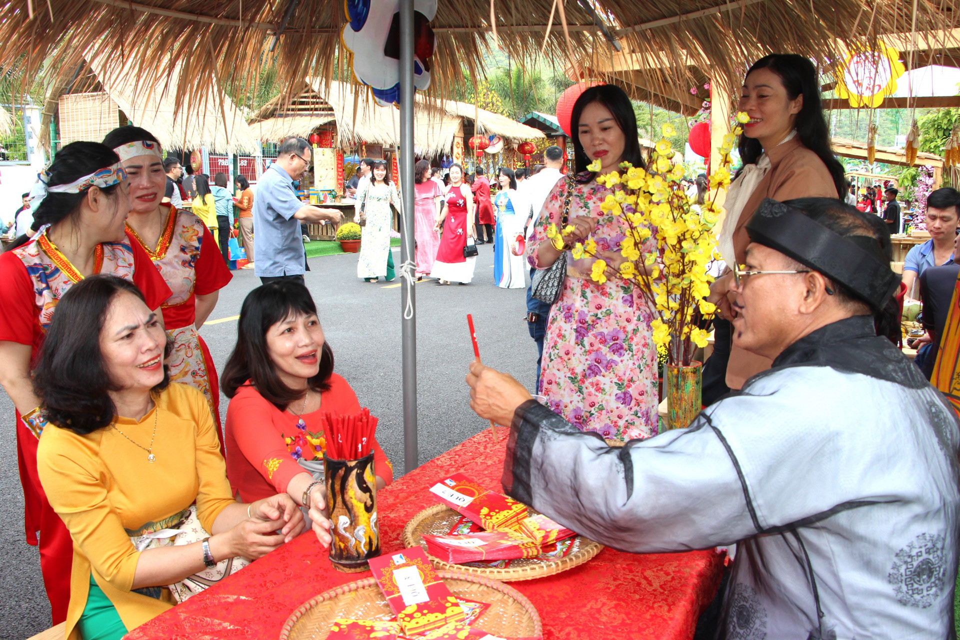 Rủ nhau đi xem quẻ đầu năm.