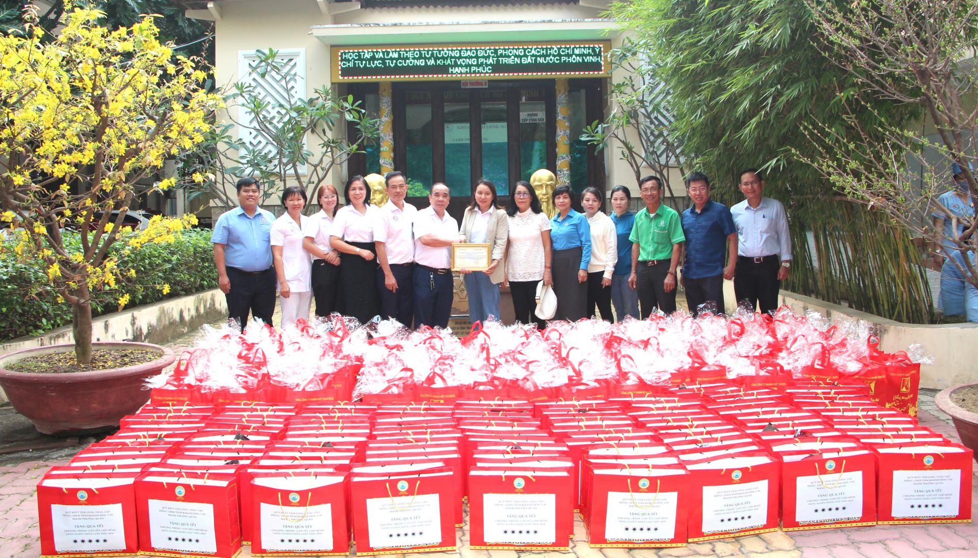 Lãnh đạo Bệnh viện Đa khoa tỉnh trao bảng cảm ơn cho các đơn vị đồng hành trao quà Tết cho bệnh nhân.