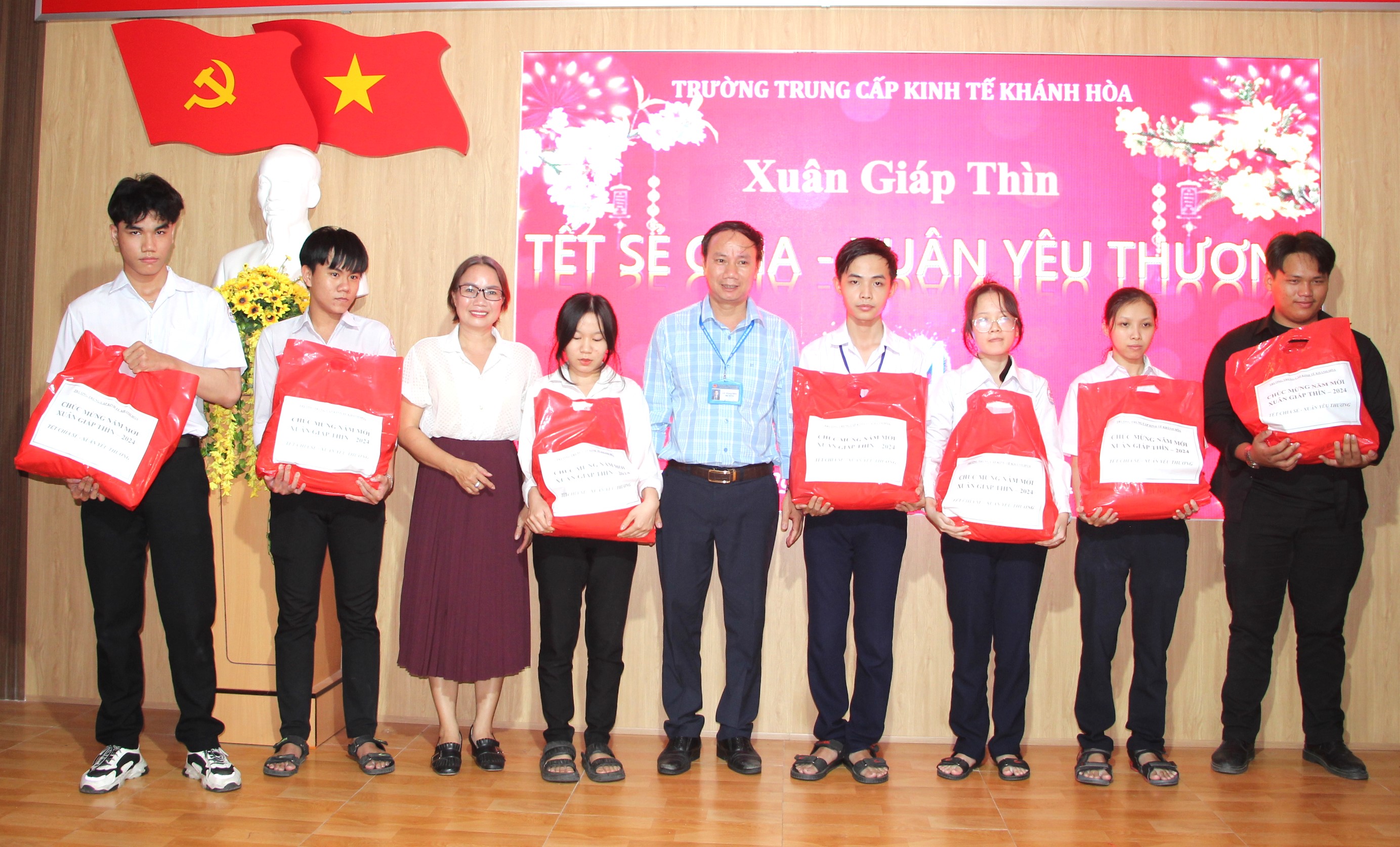 Trường Trung cấp Kinh tế Khánh Hòa:: Trao 80 suất quà Tết cho học sinh có hoàn cảnh khó khăn