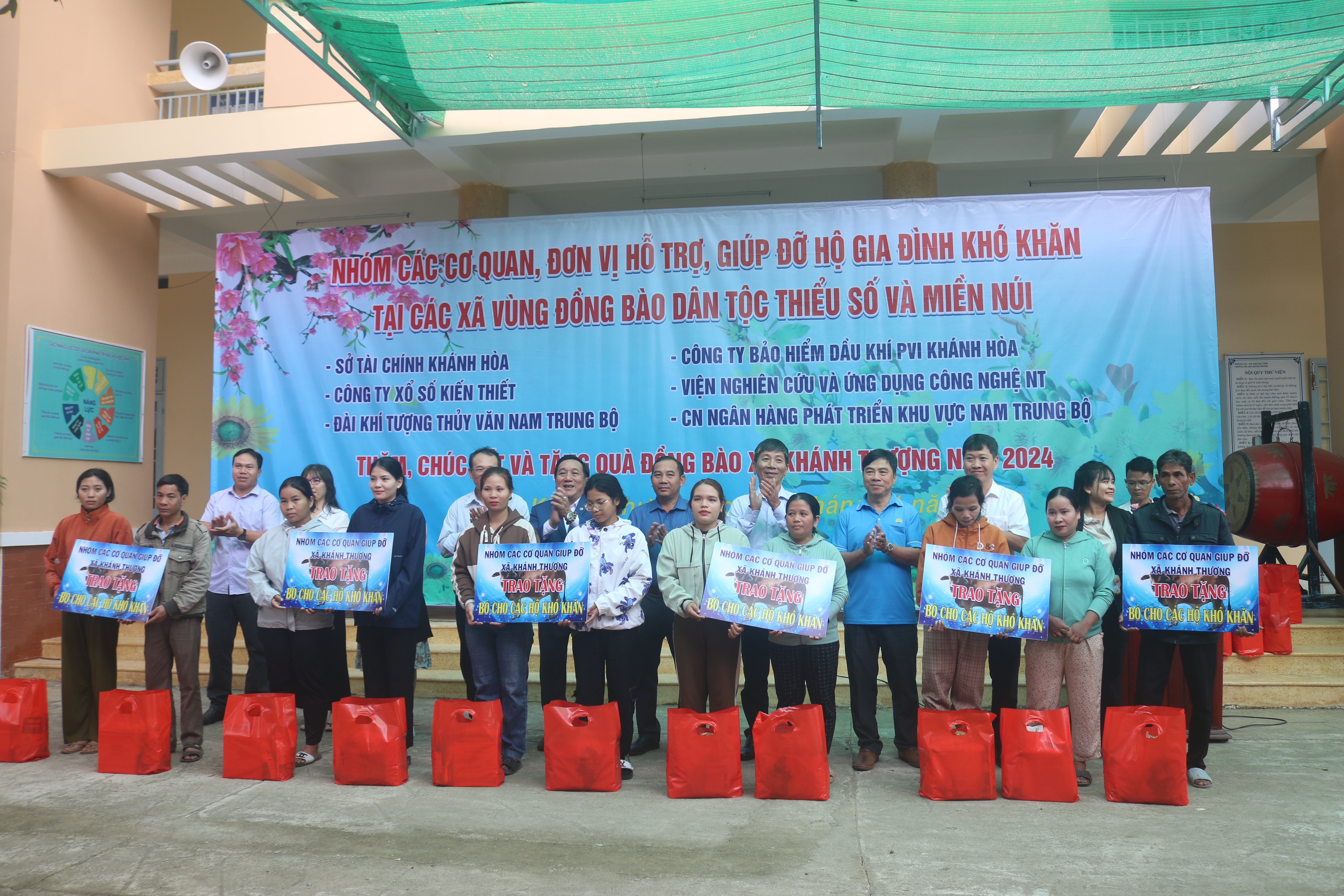 Các đơn vị giúp đỡ xã Khánh Thượng tặng quà, xe đạp cho đồng bào, học sinh khó khăn