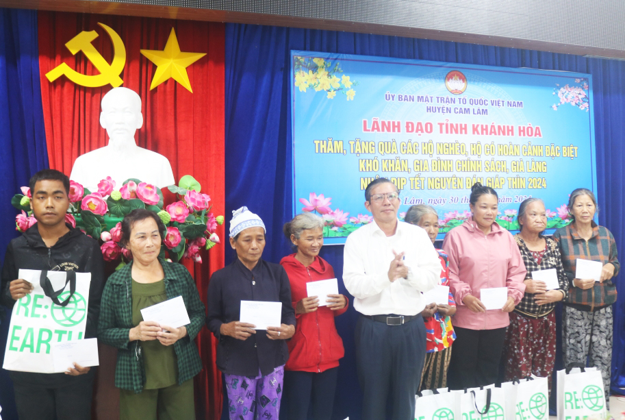 Ông Trần Ngọc Thanh tặng quà cho người dân.