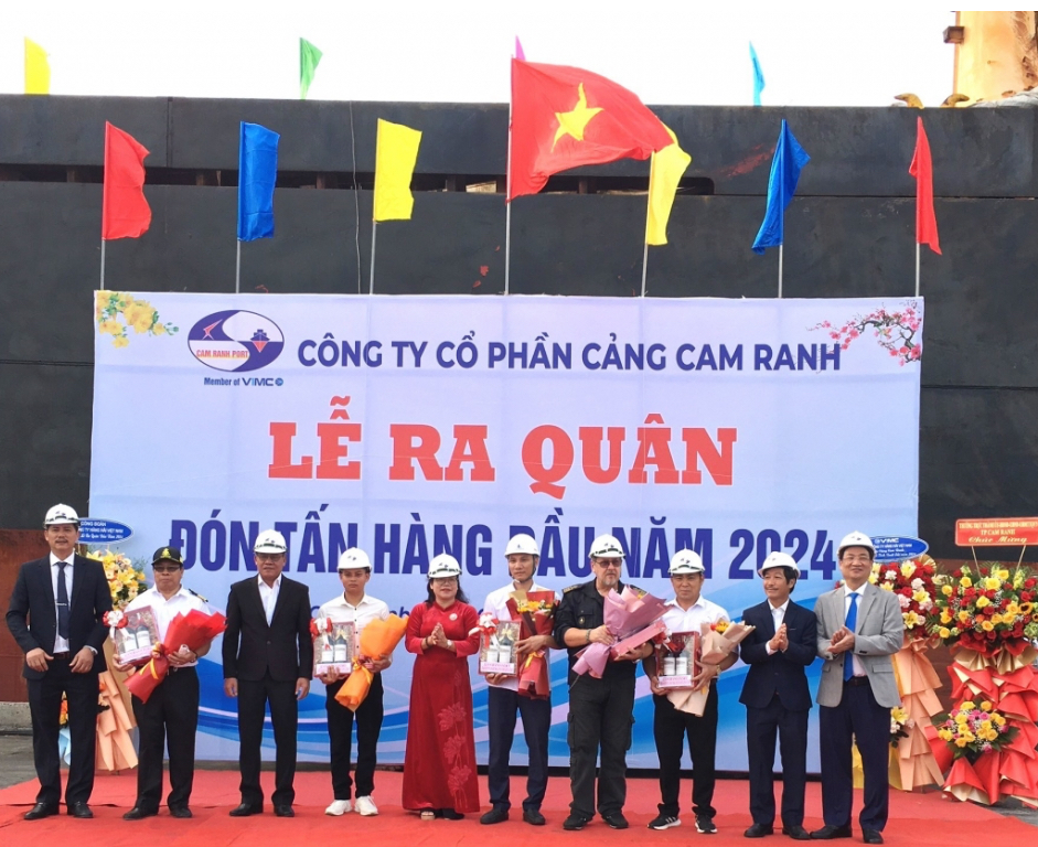 Cảng Cam Ranh ra quân đầu năm mới 