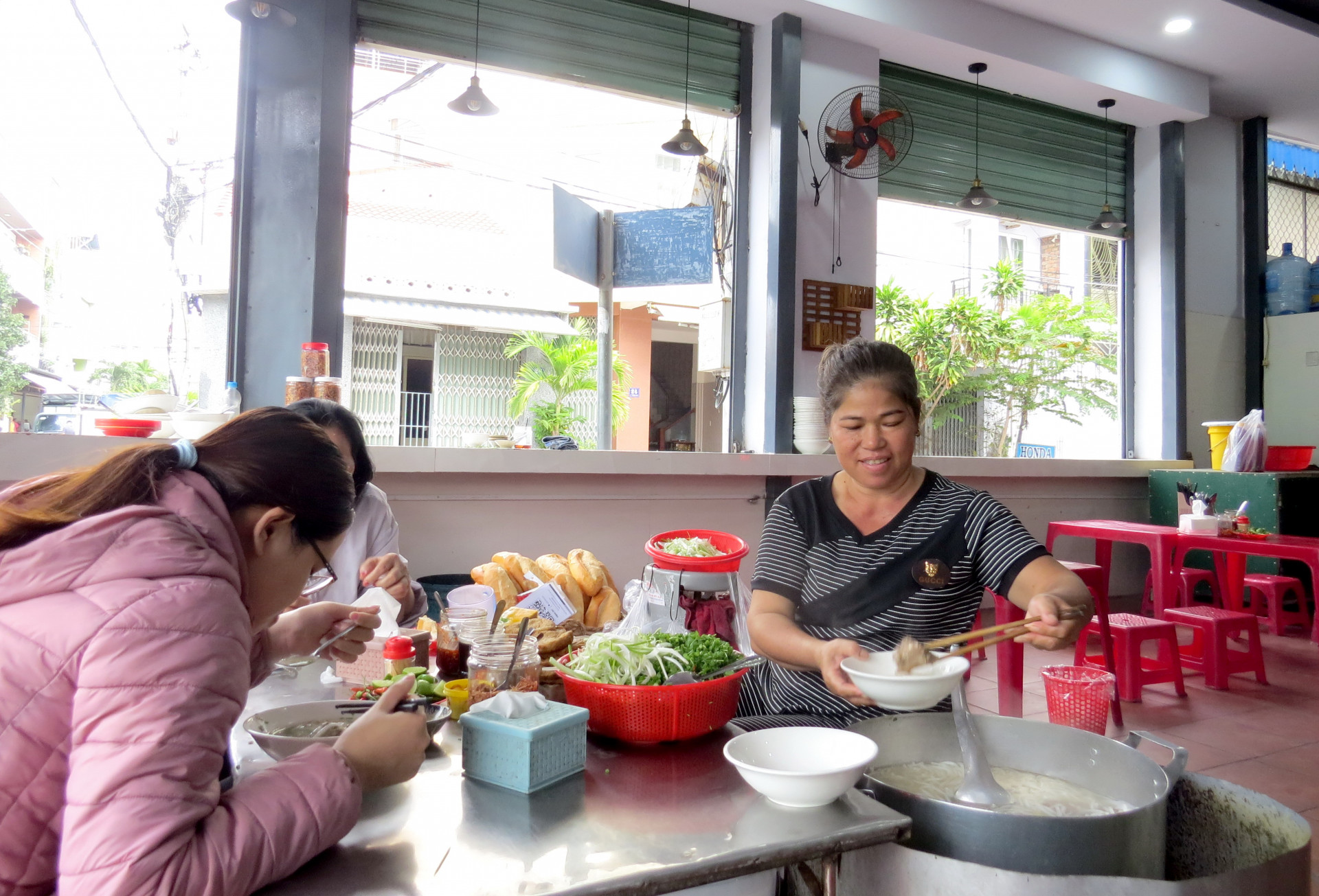 Mặt bằng rộng rãi, sạch sẽ hơn nên chị Xinh có thêm một lượng khách hàng mới. 