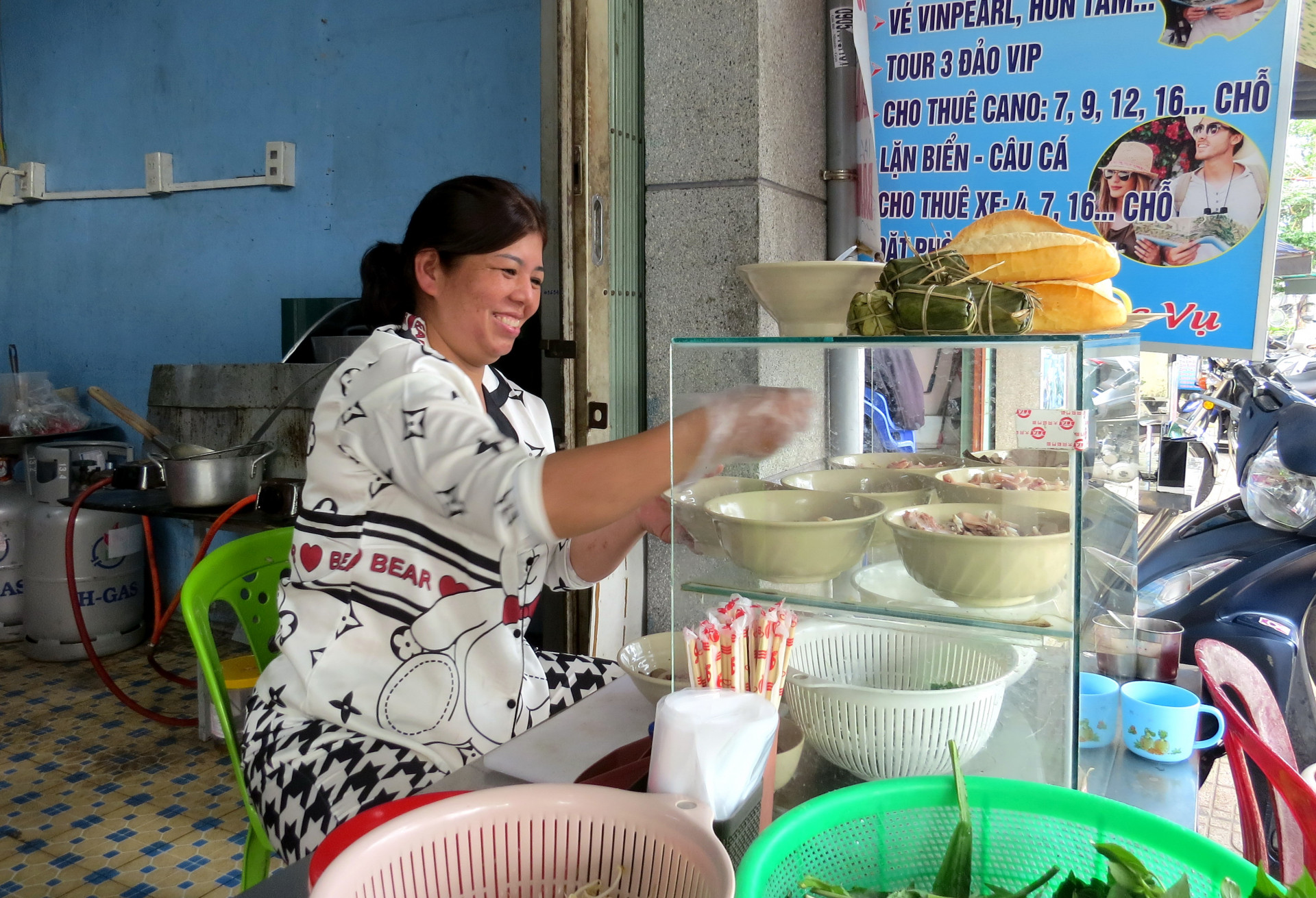 Chị Lương Thị Thanh Tuyết thuê mặt bằng bán đã gần 1 năm và thu nhập ổn định hơn trước.