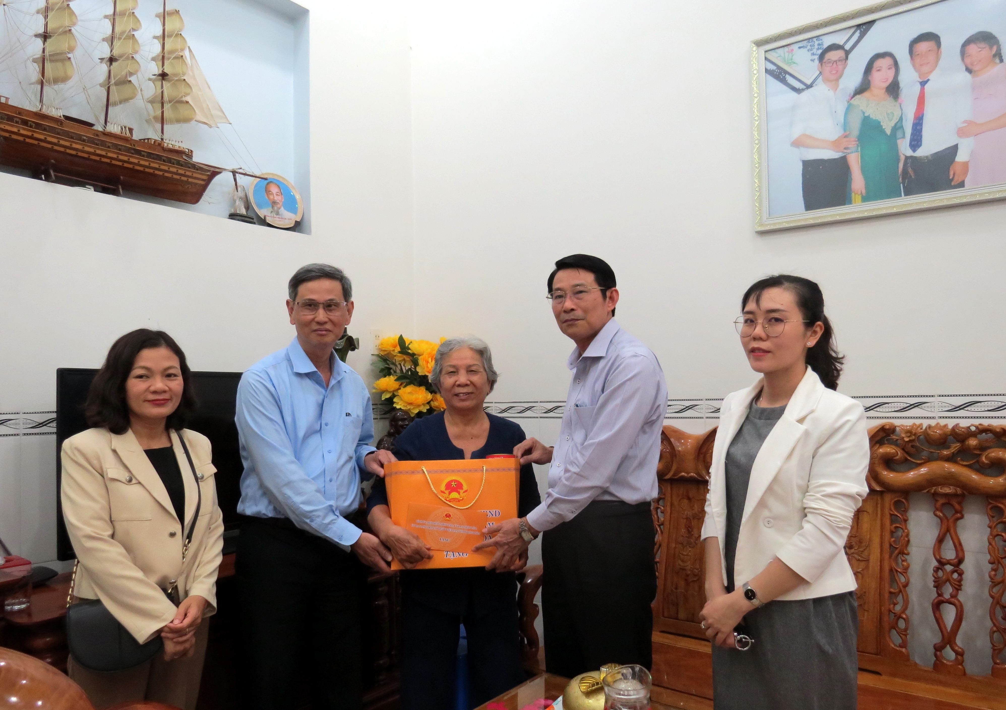 Phó Chủ tịch UBND tỉnh Đinh Văn Thiệu thăm, tặng quà các gia đình có công và chúc thọ công dân tròn 90, 100 tuổi