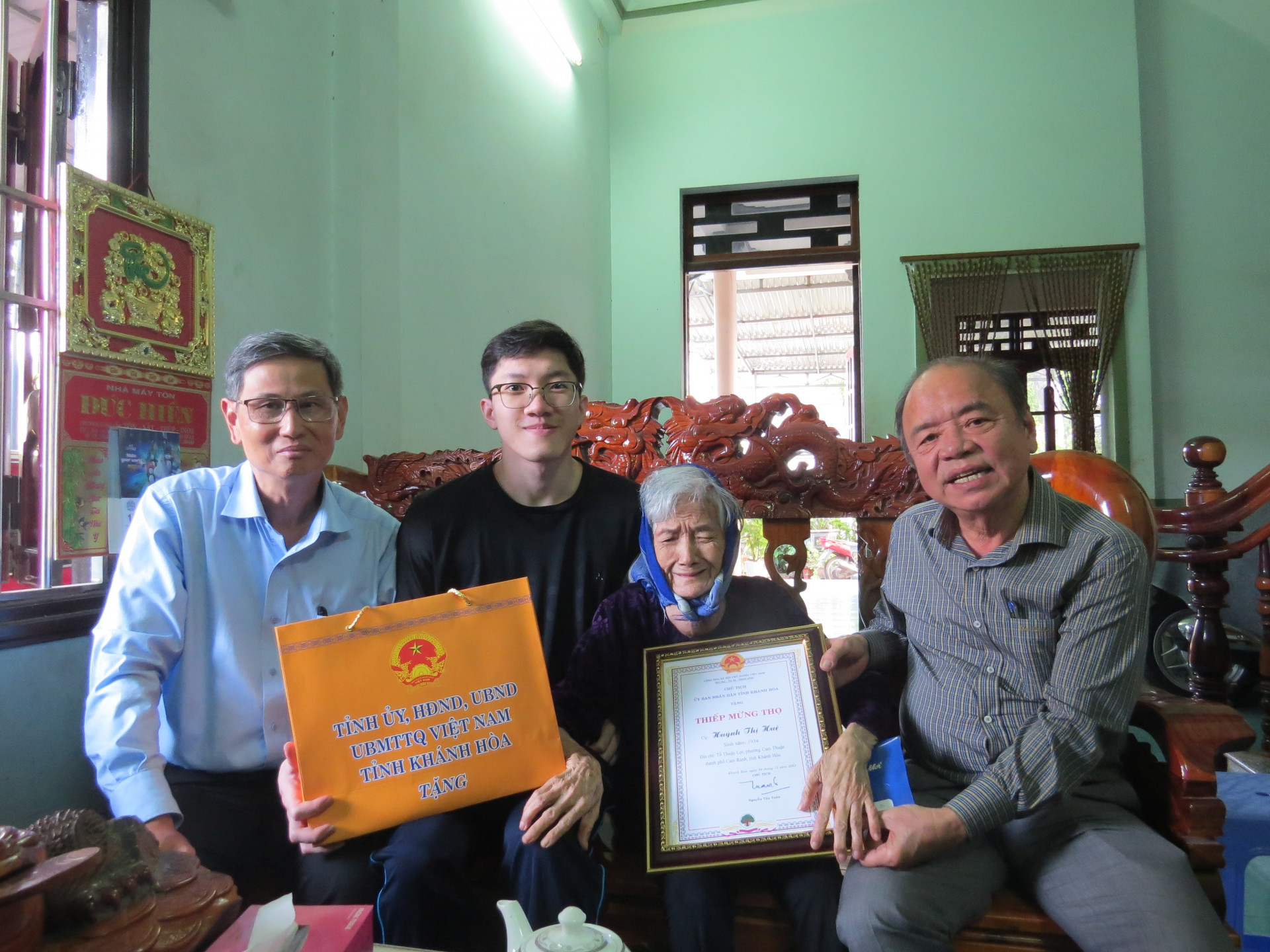 Lãnh đạo Sở Lao động, Thương binh và Xã hội cùng Ban đại diện Hội người cao tuổi tỉnh thăm, tặng quà của Chủ tịch UBND tỉnh và chúc Tết gia đình cụ Huỳnh Thị Huệ.