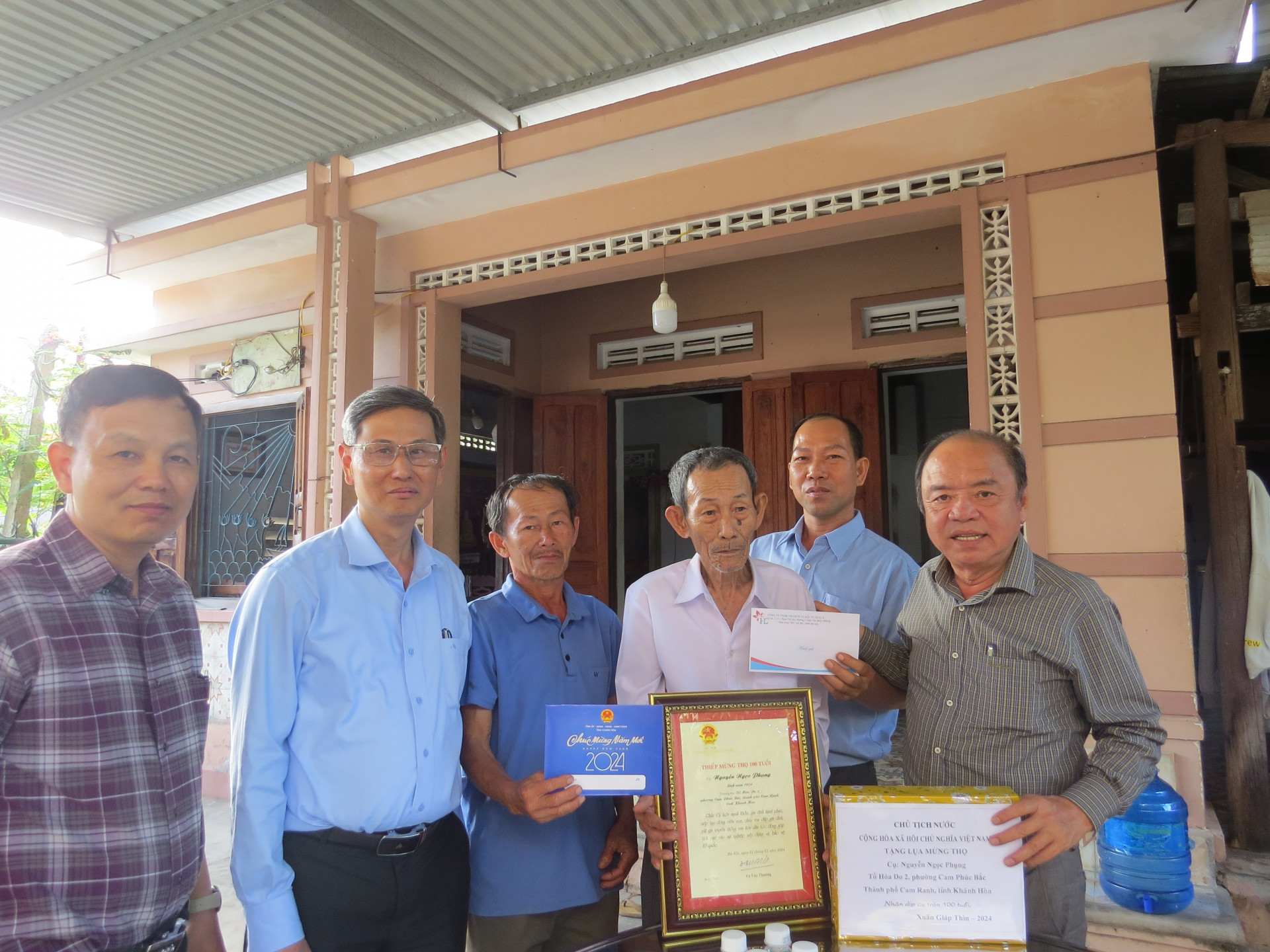 Lãnh đạo Sở Lao động, Thương binh và Xã hội cùng Ban đại diện Hội người cao tuổi tỉnh thăm, tặng quà của Chủ tịch nước và chúc Tết gia đình cụ Nguyễn Ngọc Phụng.