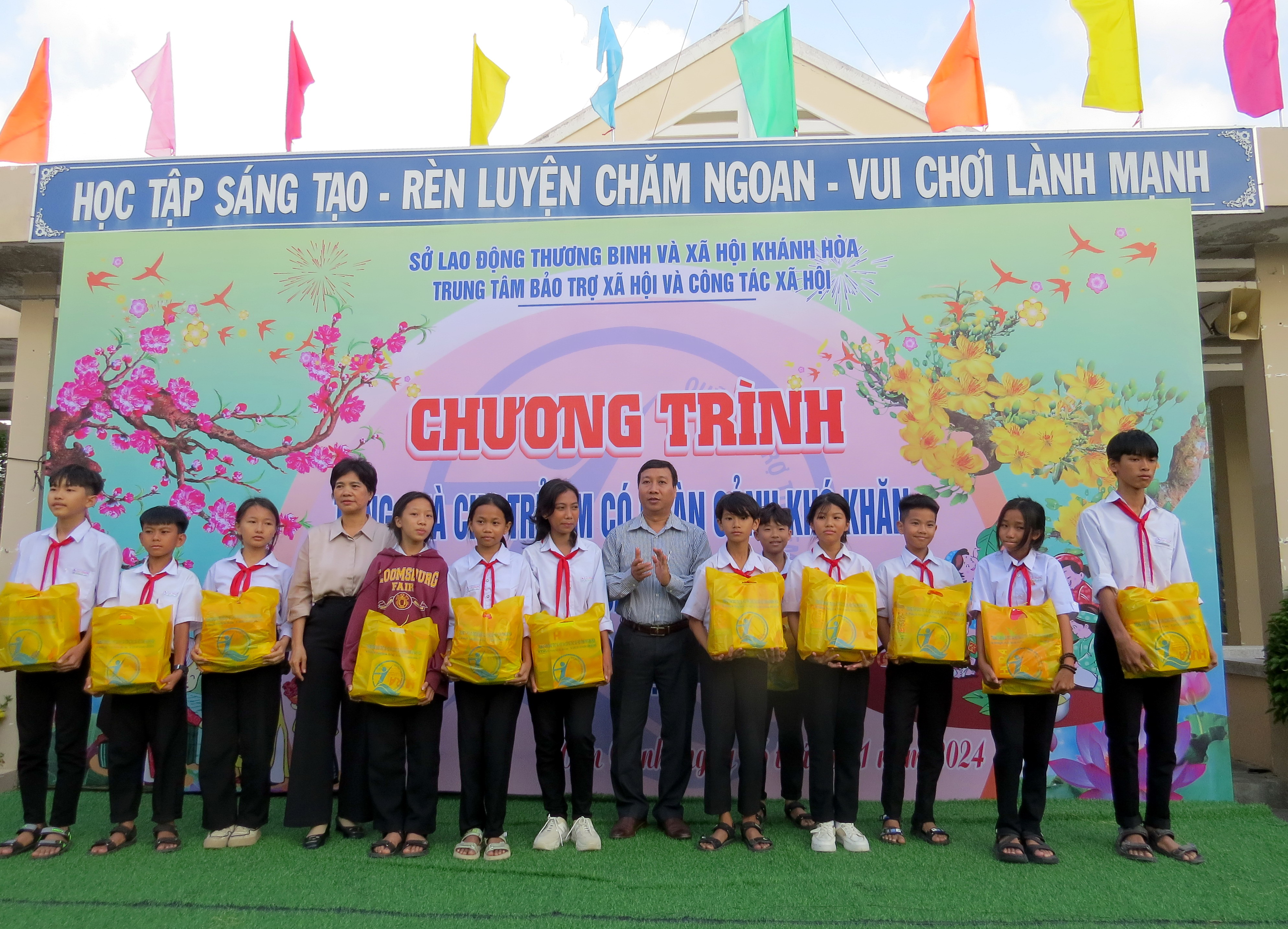 Tặng 400 suất quà Tết cho trẻ em có hoàn cảnh khó khăn ở Vạn Ninh