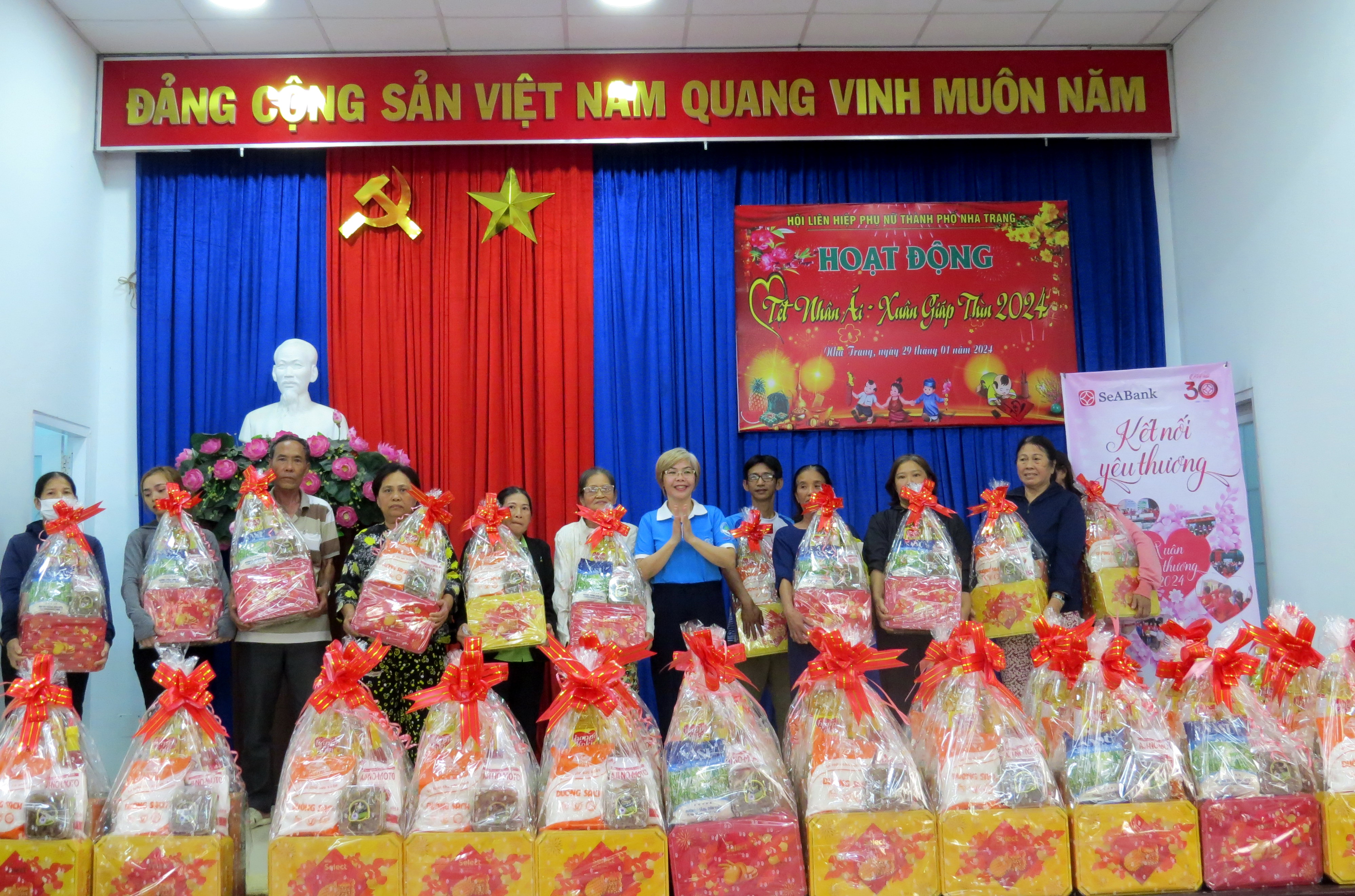 Tặng 292 suất quà Tết cho phụ nữ có hoàn cảnh khó khăn ở Nha Trang