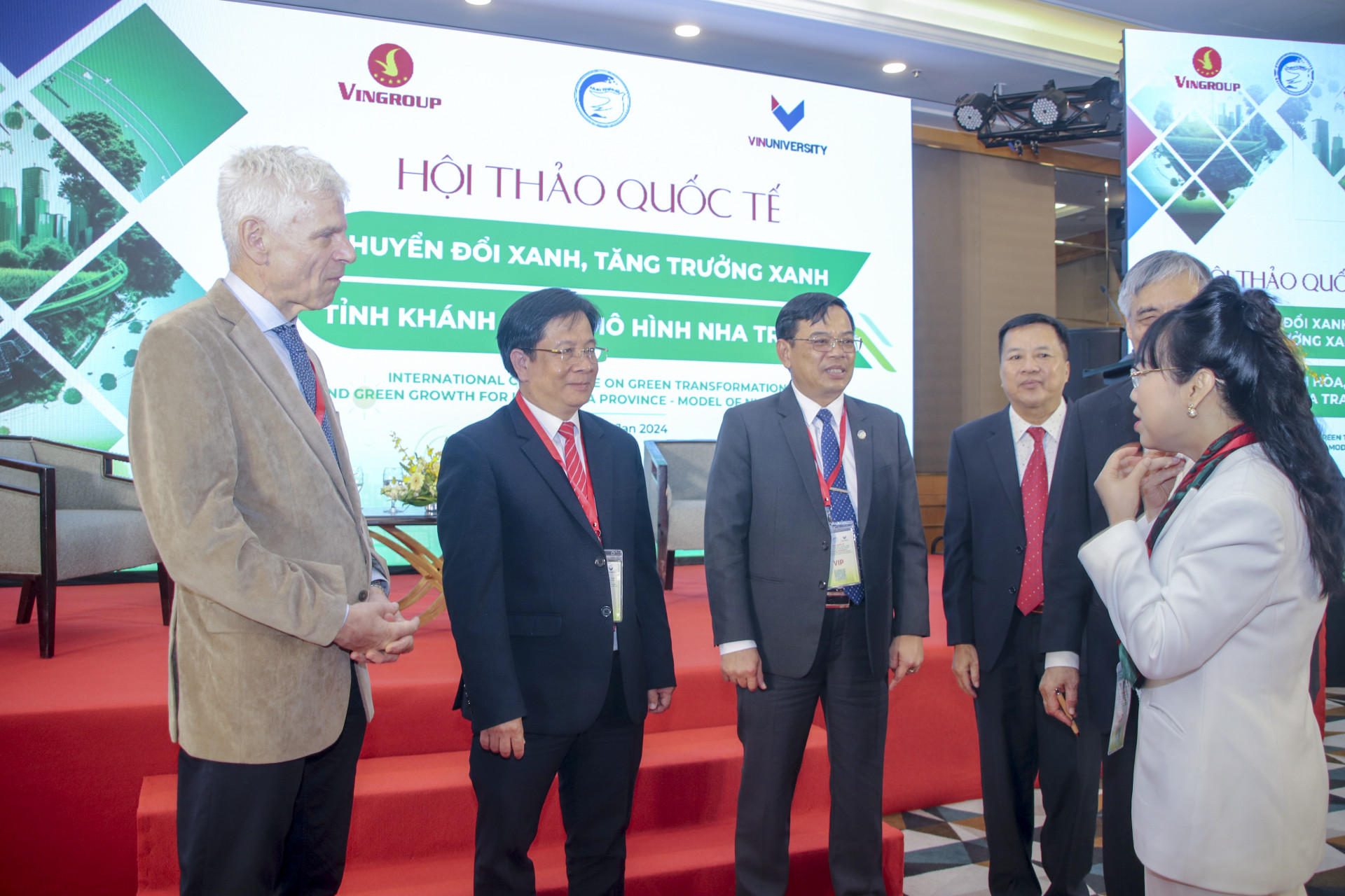 Lãnh đạo TP. Nha Trang trao đổi với các chuyên gia, nhà khoa học bên lề hội thảo.