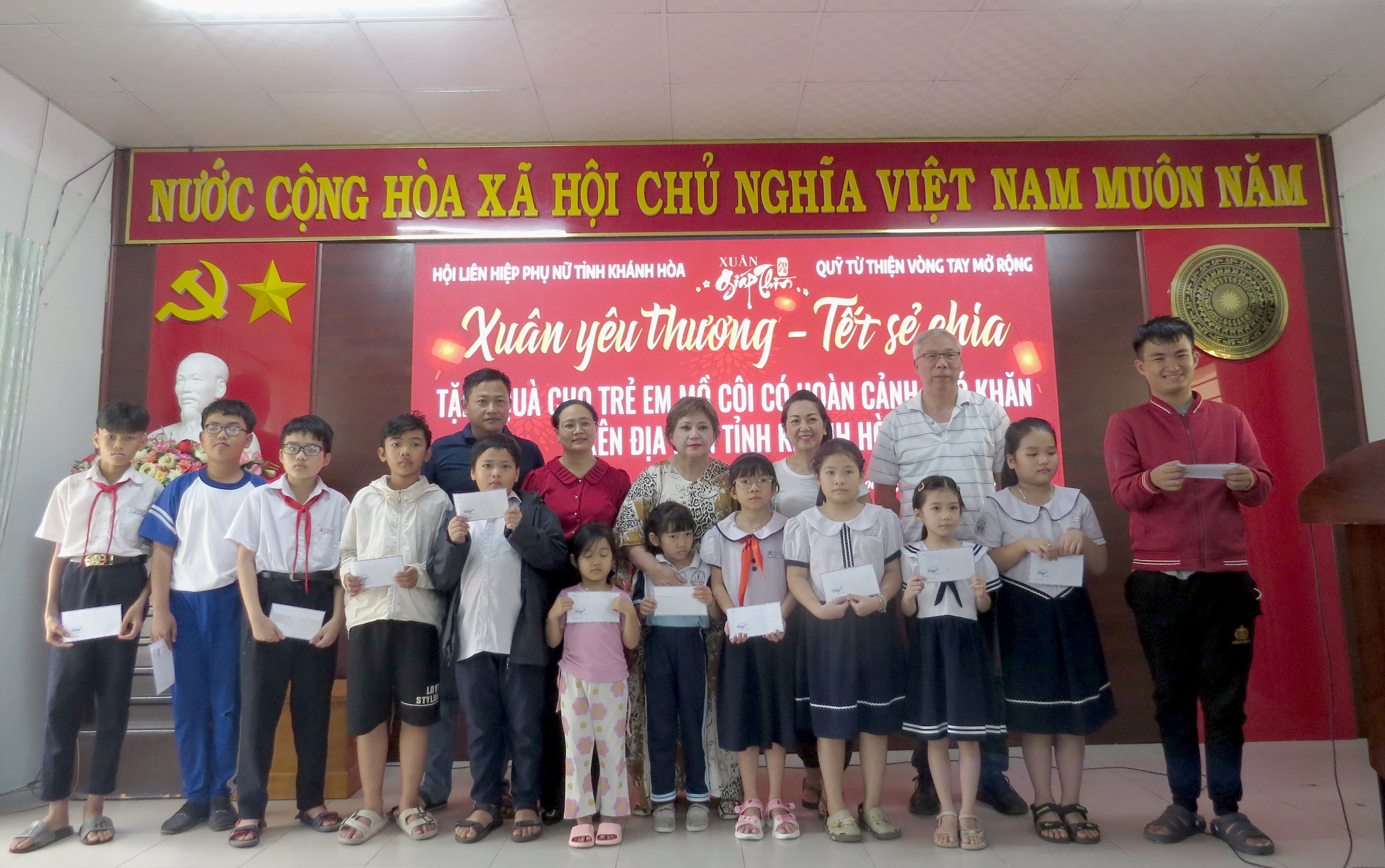 Tặng 100 suất quà cho trẻ em mồ côi có hoàn cảnh khó khăn