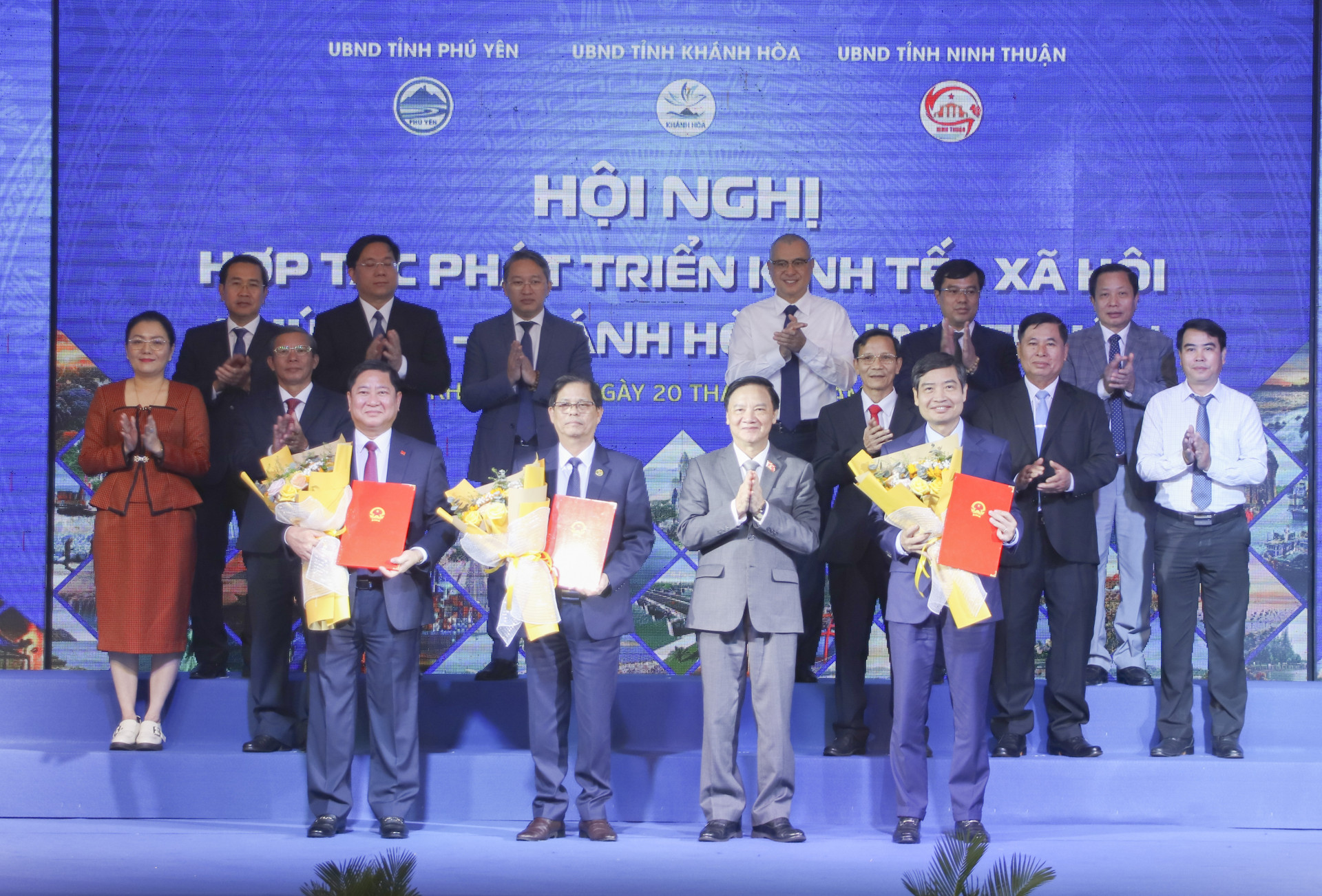 Chủ tịch Quốc hội Nguyễn Khắc Định tặng hoa chúc mừng 3 địa phương ký kết hợp tác phát triển.