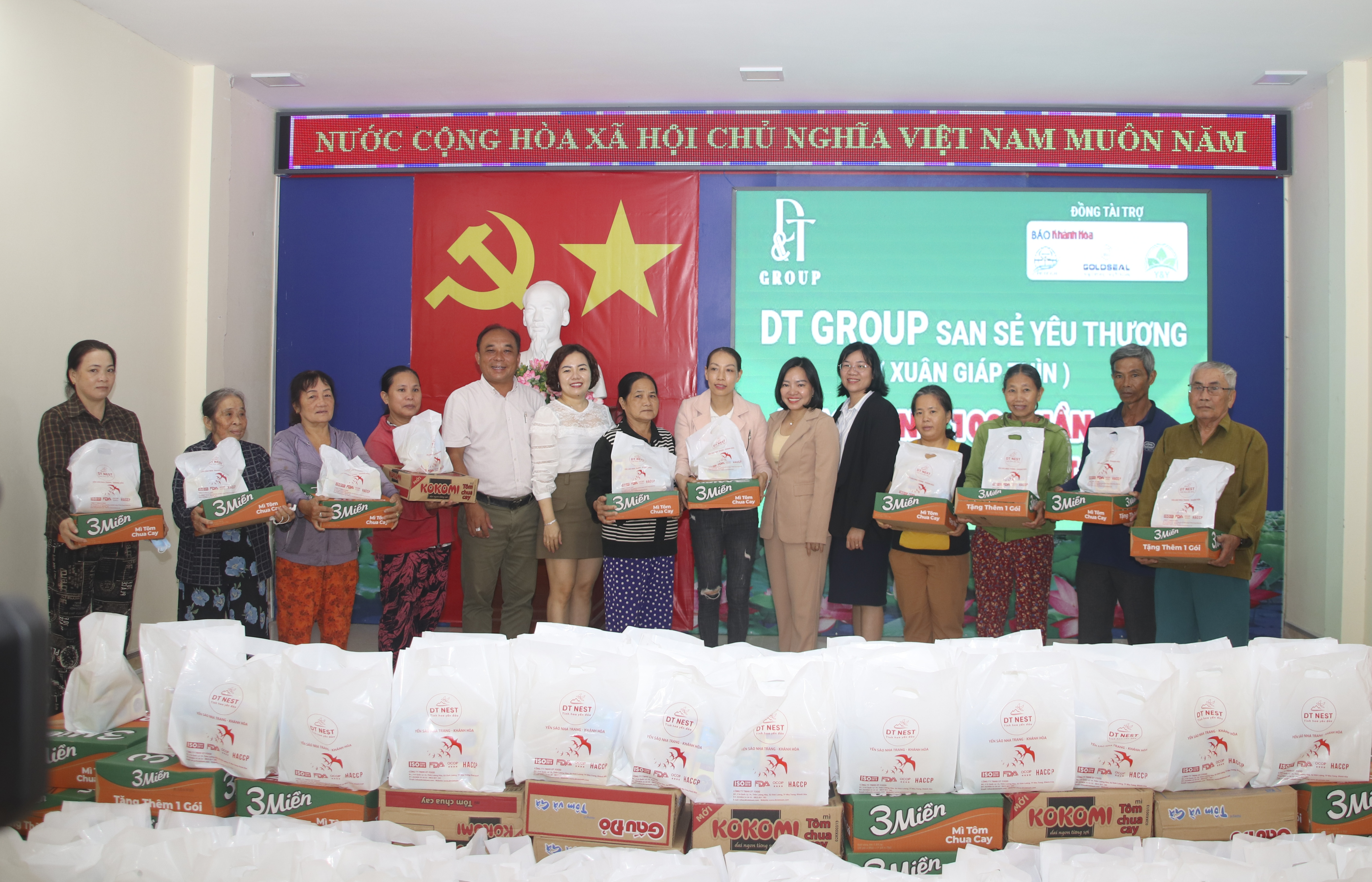 Báo Khánh Hòa và Công ty Cổ phần DT Group trao 100 suất quà Tết tại xã Suối Cát