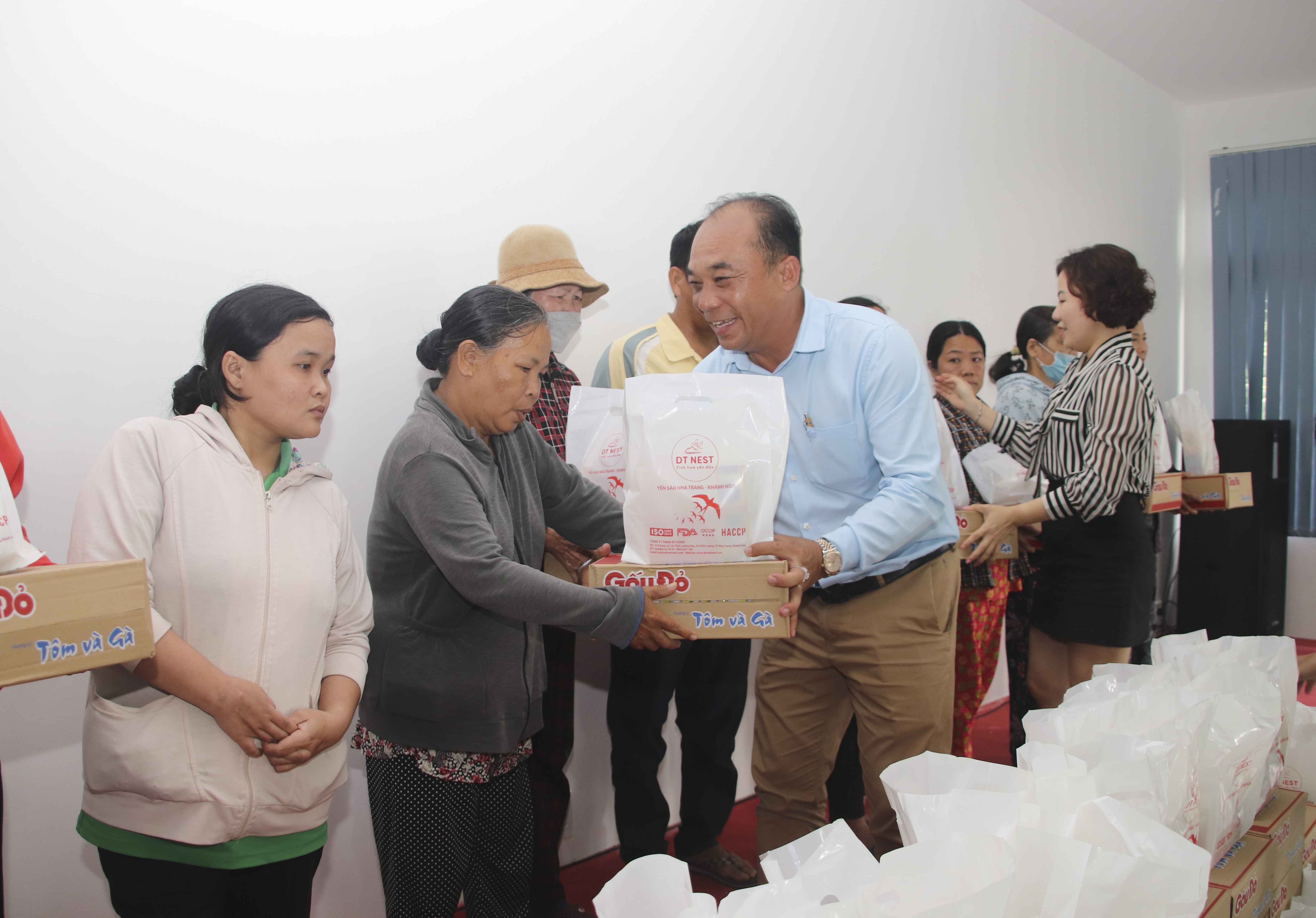 Công ty Cổ phần DT Group tặng gần 2.500 suất quà Tết cho người nghèo