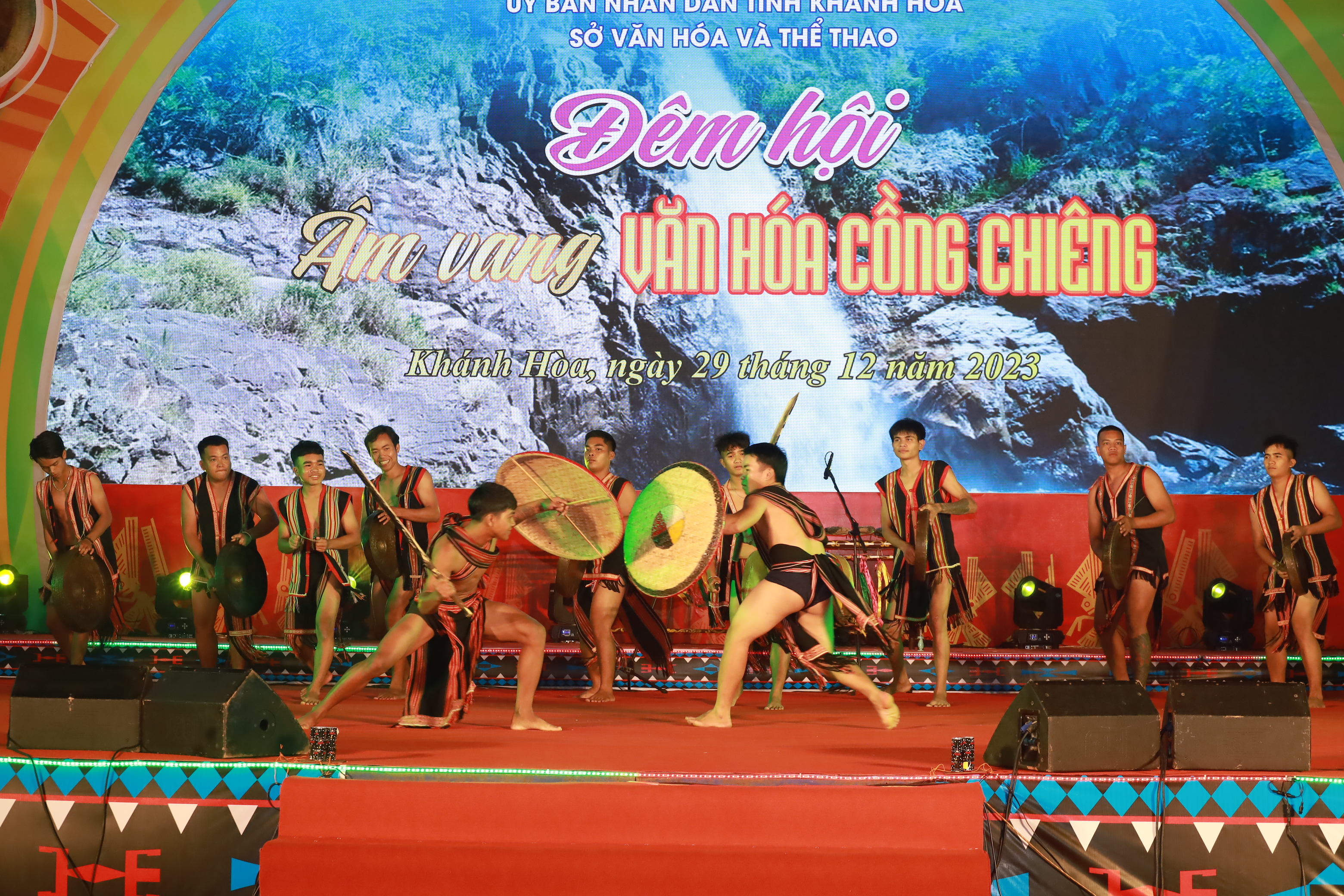 Tiếng cồng chiêng về trên phố biển