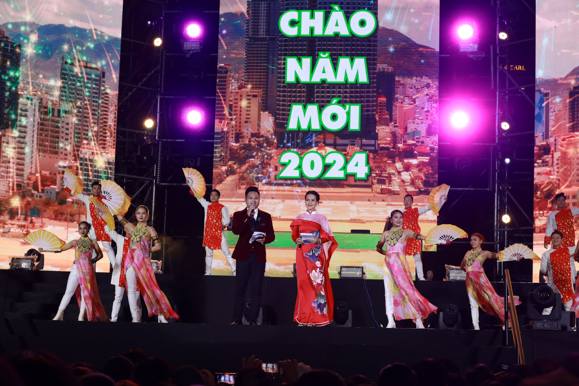 Được diễn ra trong những giờ phút cuối cùng của năm 2023, chương trình “Chào năm mới 2024” mang đến bầu không khí sông động cho người dân và du khách.