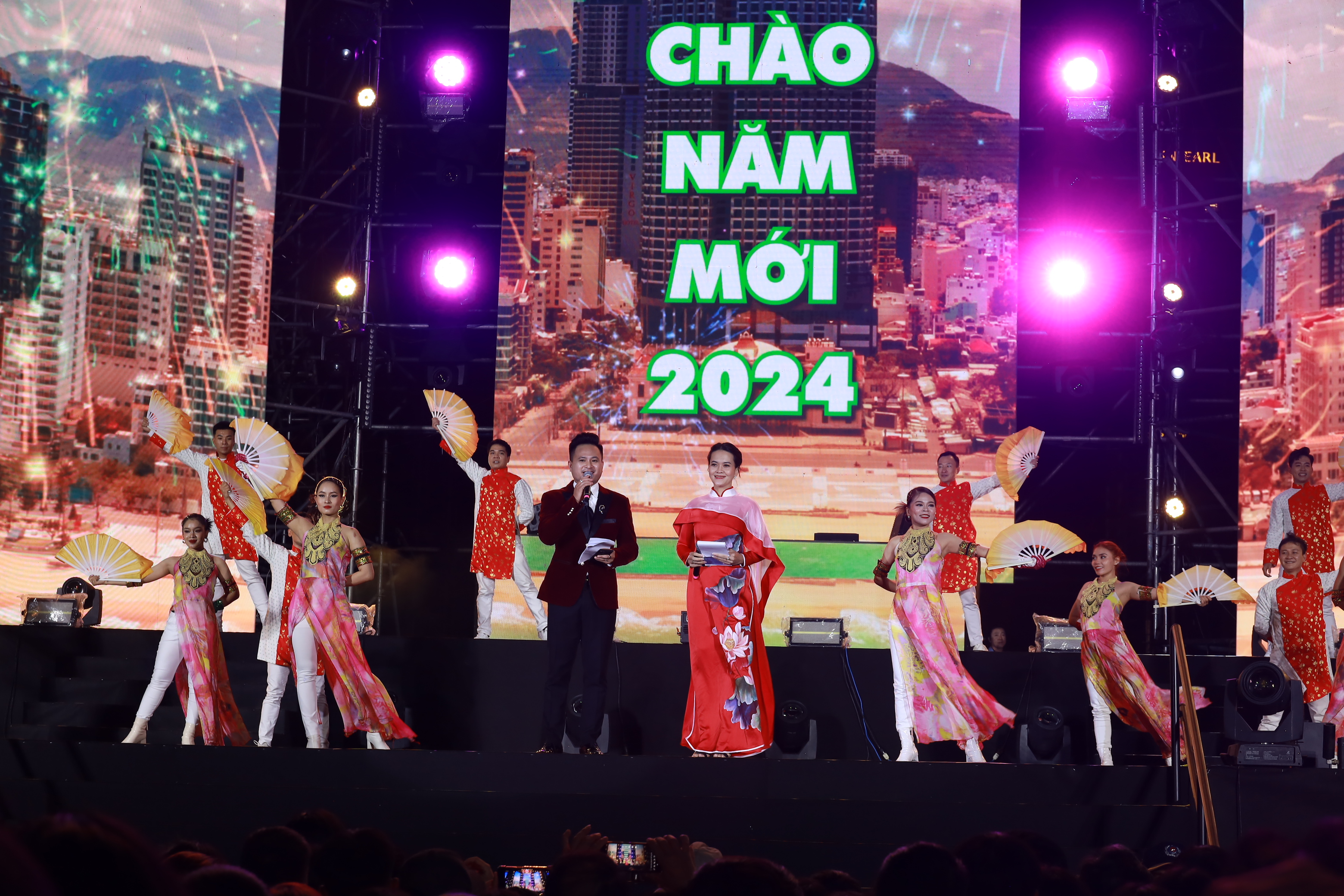 Sôi động chương trình nghệ thuật "Chào năm mới 2024"