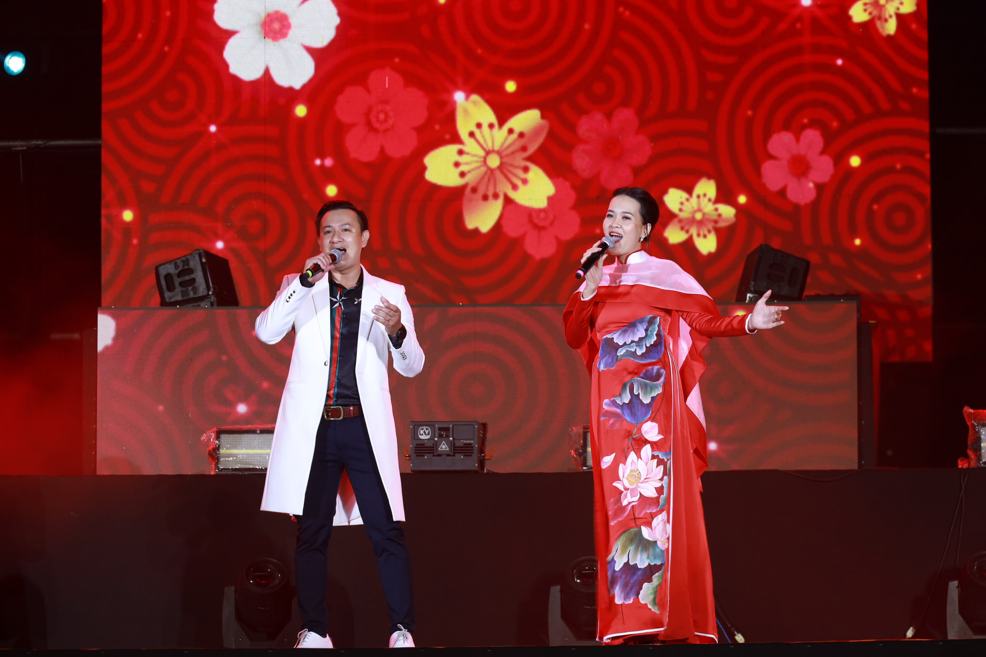 Hai ca sĩ Hoài Thương - Đình Hội thể hiện ca khúc Quê hương mùa xuân, của Tiến Luân.